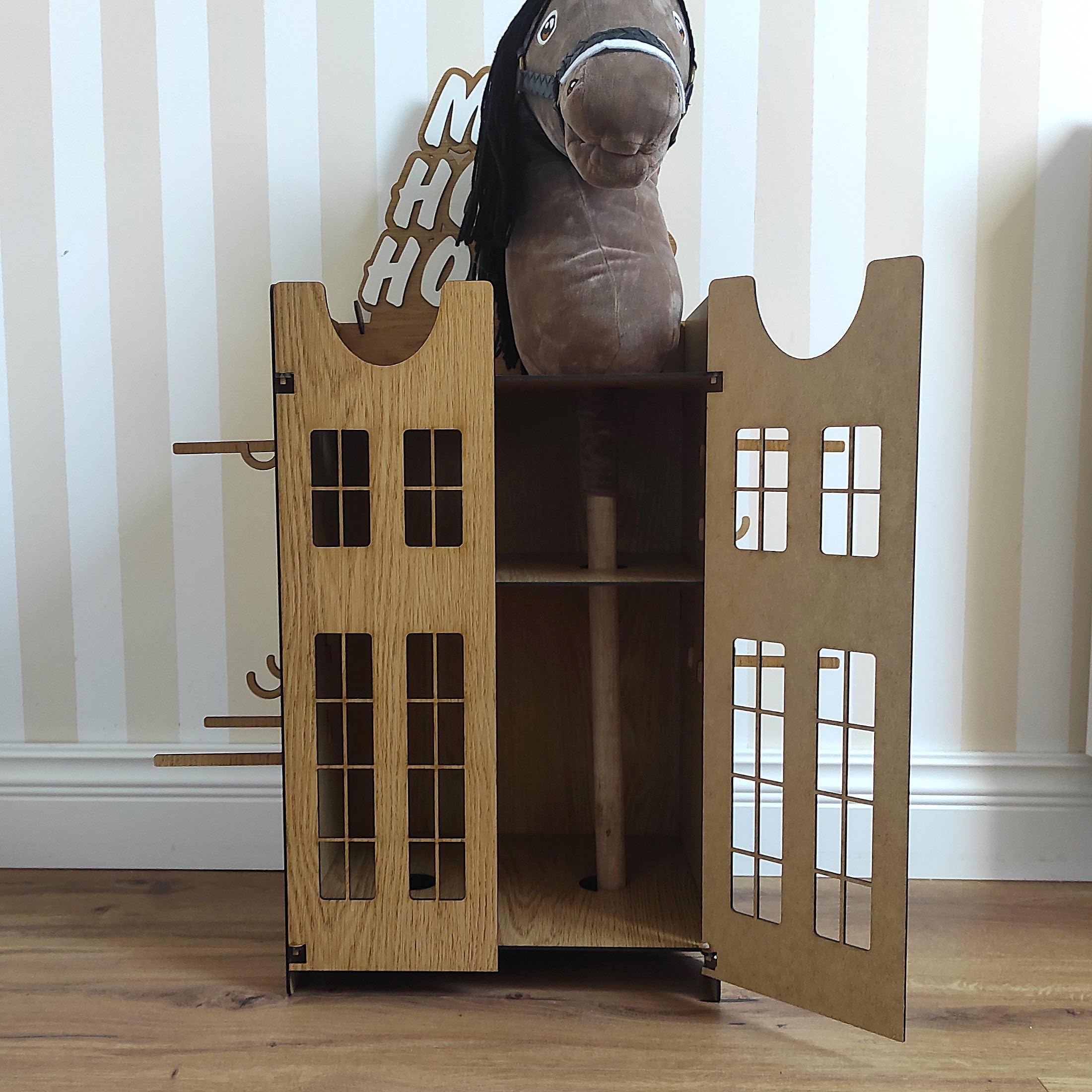 Cavallo in legno – Giocattolo per cavalli per 2 hobby horse con porte e accessori – Stalla per cavalli – Design in legno scuro