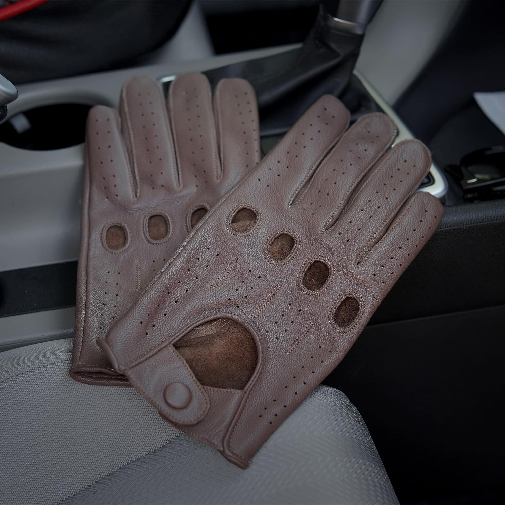 Leatherick Driving Gloves Men - Guantes de conducción suaves y perforados con orificios para respirar en los nudillos, ideales para el aire libre y los viajes