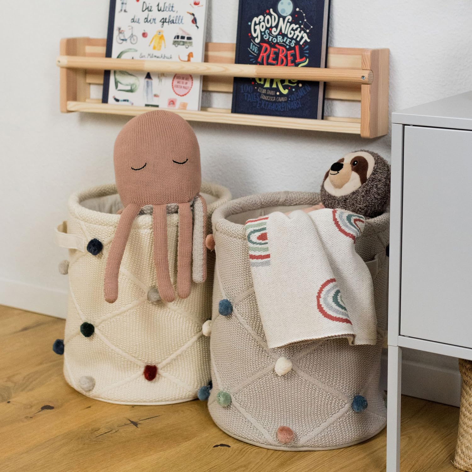 Kindsgut Aufbewahrungskorb Kinder Baumwolle mit Pompons, Creme | Spielzeugkorb 30x35 cm, weich und rund, für Kuscheltiere, Spielzeug, Decken und Wäsche, Kinderzimmer, Ordnung lernen, Unisex