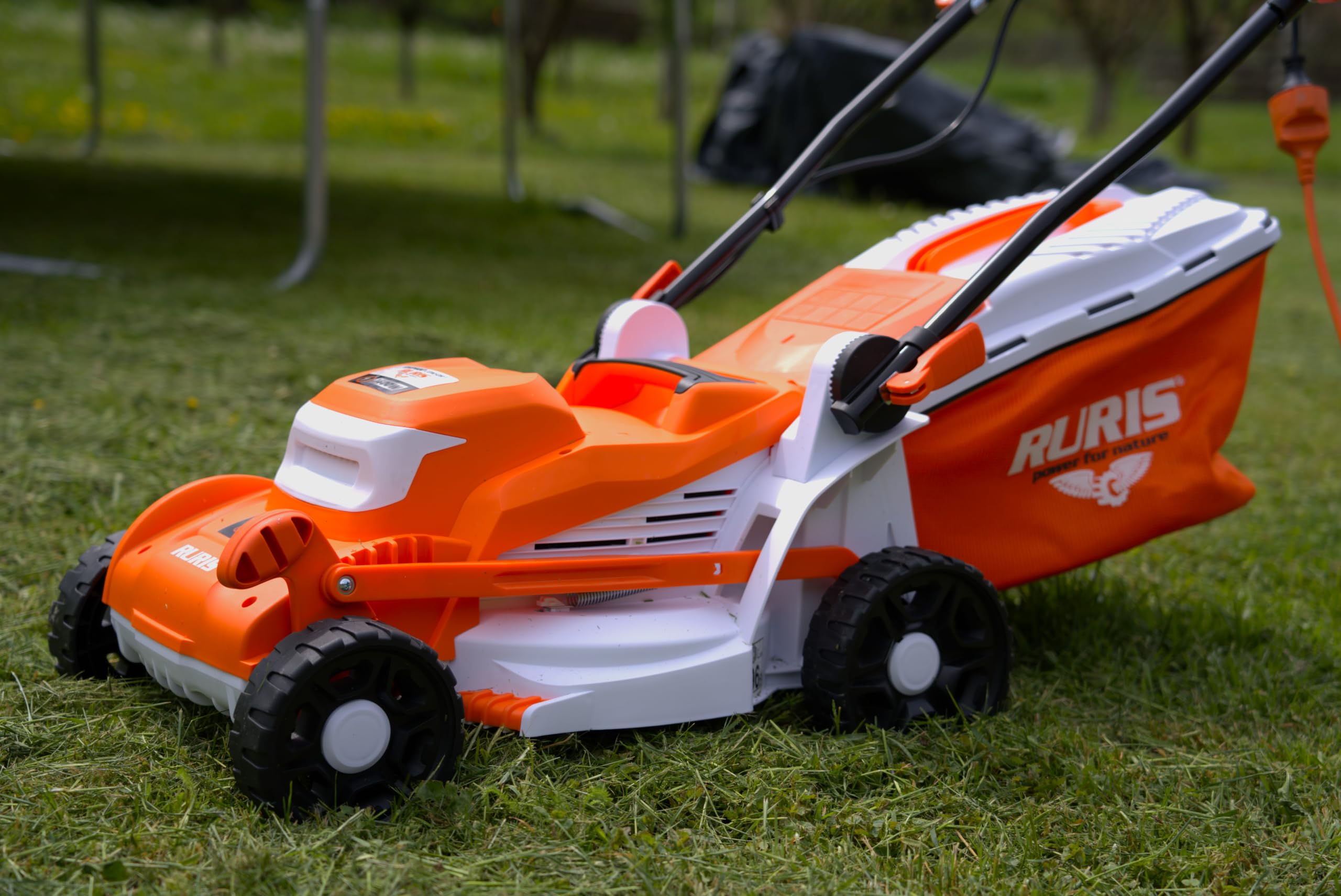 RURIS RXE1400 Comfort tosaerba elettrico 1400 W larghezza 340 mm 6 altezze 20-70 mm vassoio 35 L pettine taglio manico Comfort Pro regolabile 9 kg