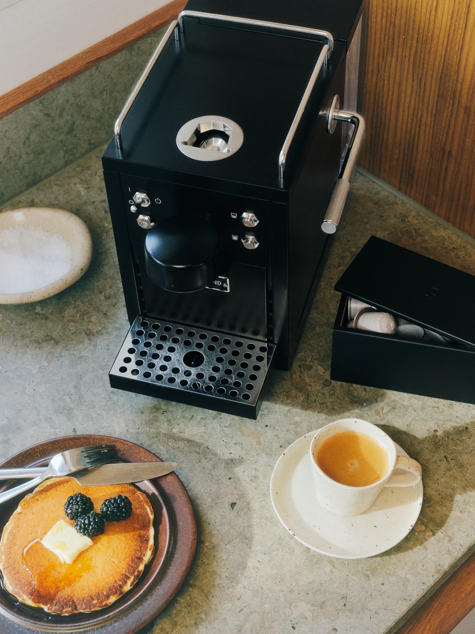 La cafetera Original 2 negra - máquina de cápsulas compatible con Nespresso®, máquina de café espresso de acero inoxidable, diseño escandinavo, duradero, reparable