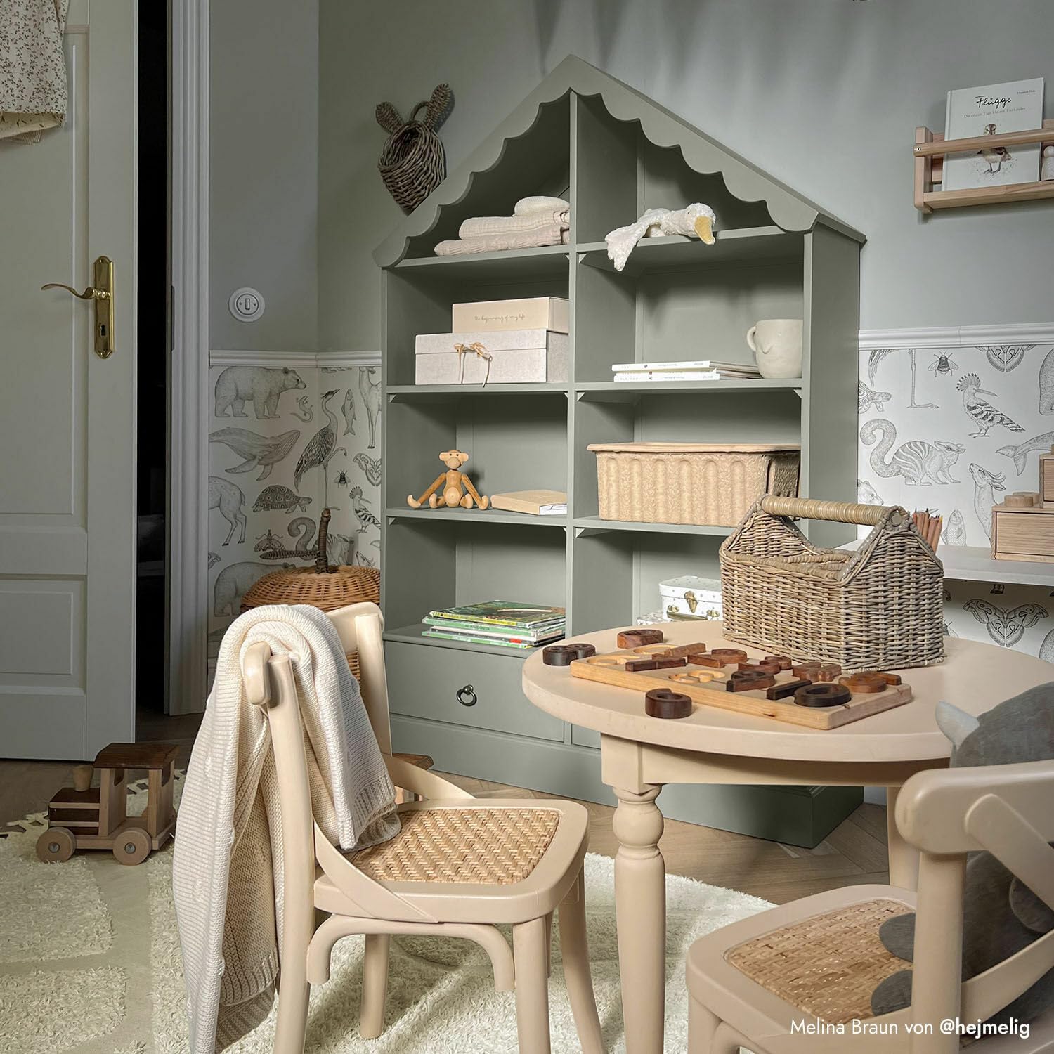 Loberon Kindertisch Sourila, Kindgerechte Größe, Stilvolles Landhaus-Design, Runde Tischplatte, Gedrechselte Beine, Kinderzimmer, Mangoholz, beige