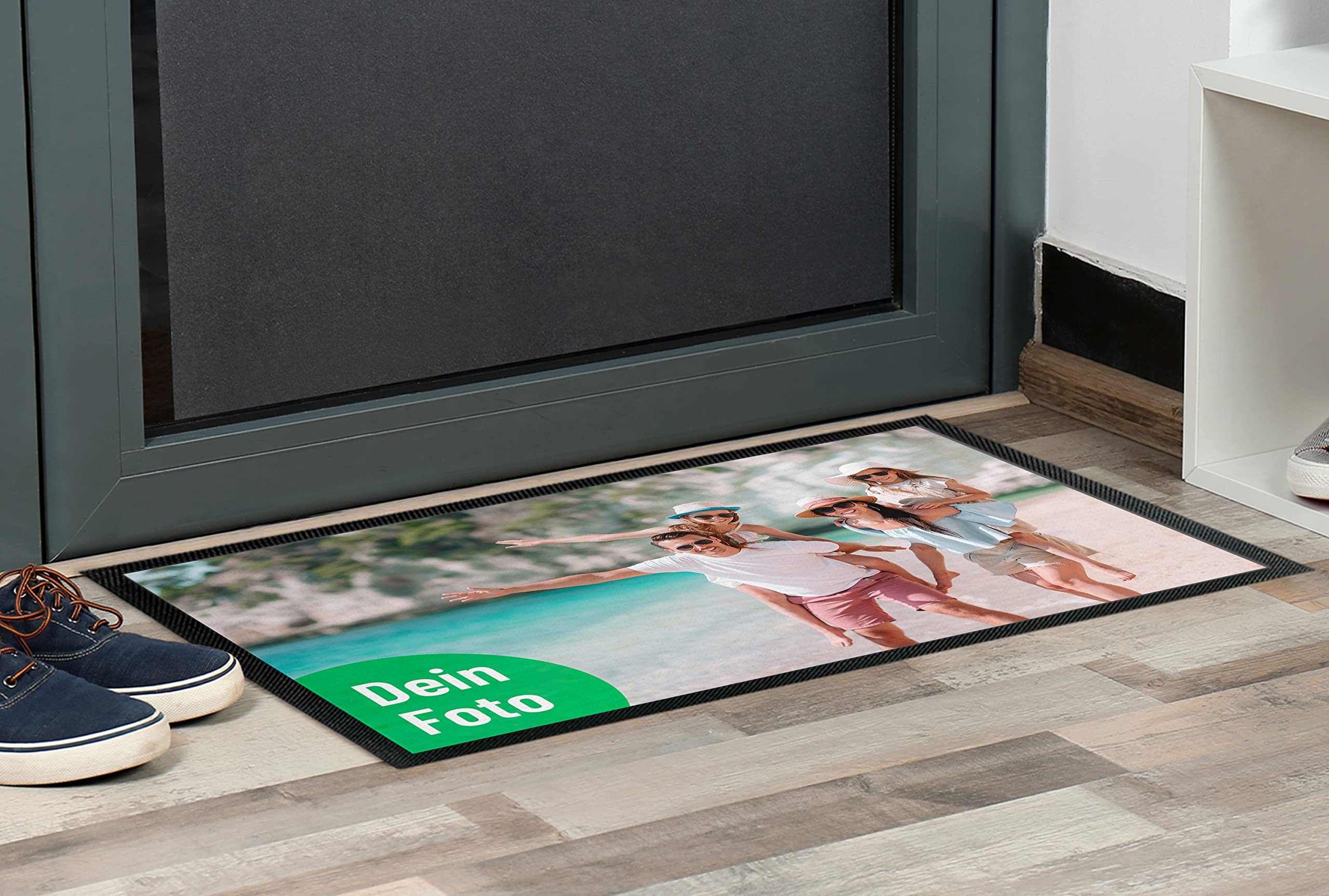 Foto-Fußmatte 90x60 cm personalisiert mit eigenem Bild, Logo, Design - extra dünne Deko-Türmatte - rutschfeste Rückseite & Velours-Oberfläche - Deko-Matte für Flur & Wohnung - Geschenk zum Einzug