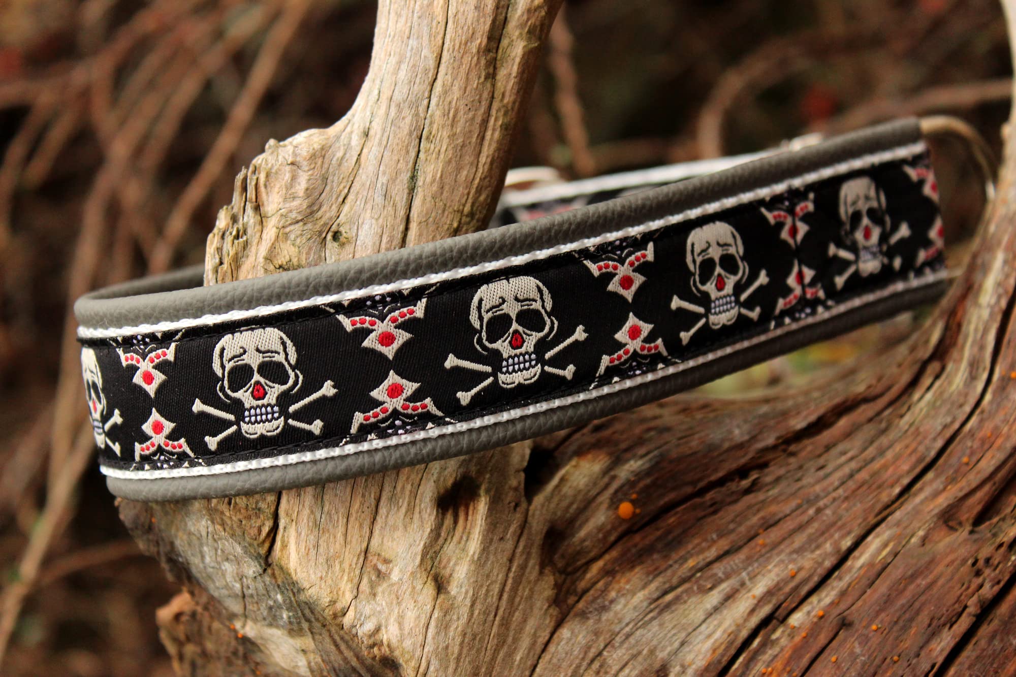 Hundehalsband Leder Totenköpfe Tribal Klickverschluss Alu mit Gravur Name Halsband