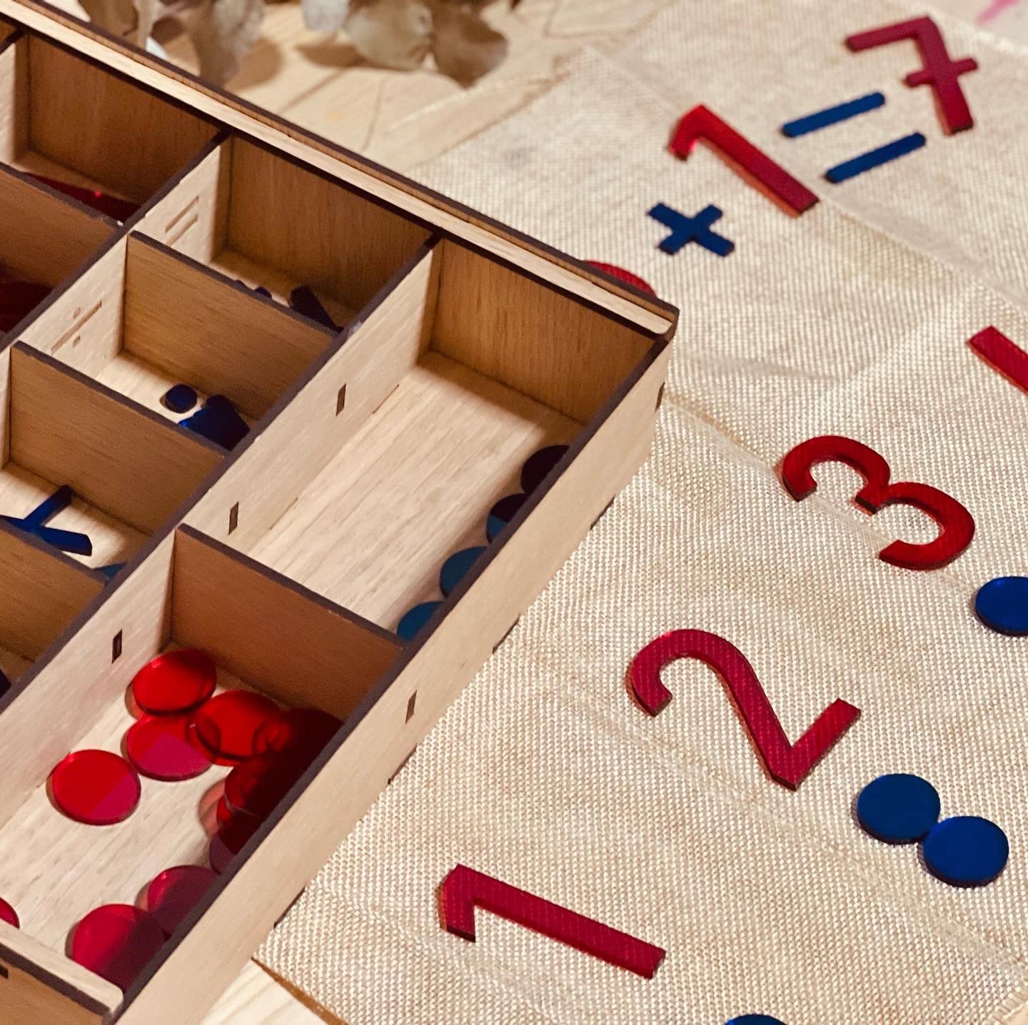 Caja de Números Montessori – Material Educativo para Matemáticas | Números de Metacrilato Transparente para Mesa de Luz | Ideal para Primeras Operaciones Matemáticas y Aprendizaje Visual