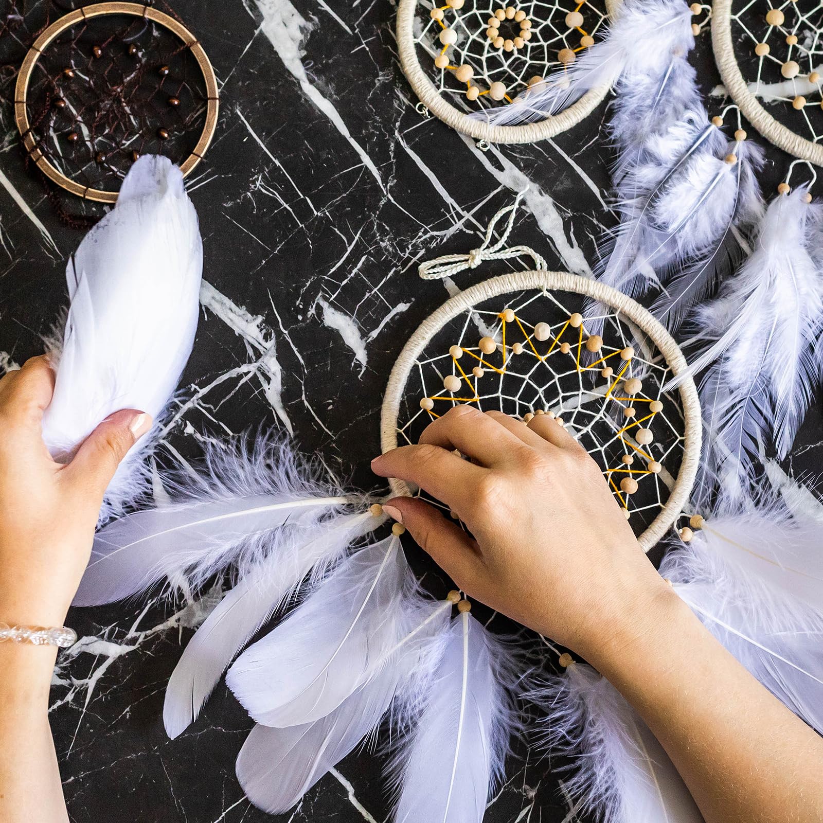 Lot de 200 Plumes Artisanales 10 à 17 cm Plume Decoration Plumes Loisirs Creatifs Plume d'oie Naturelle Plumese Noires et Blanche pour Attrape Rêves Mariages Bricolage Costumes