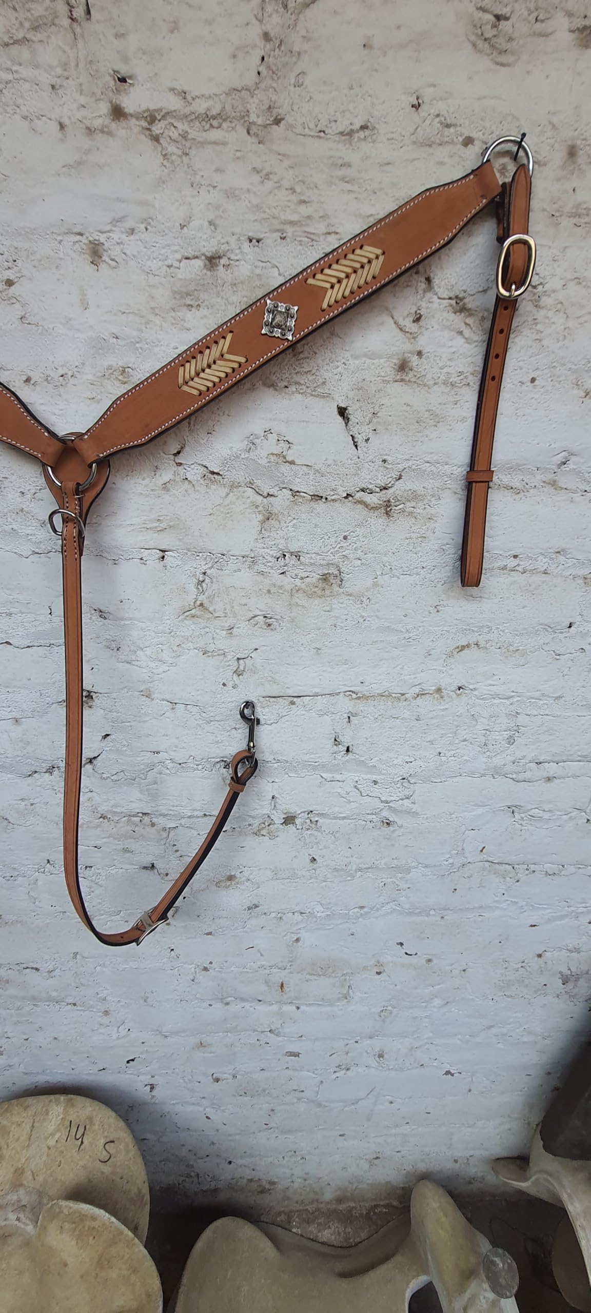 Collar de pecho de cuero crudo con cuentas de cuero crudo para caballos para montar en senderos con acento moderno, tamaño completo