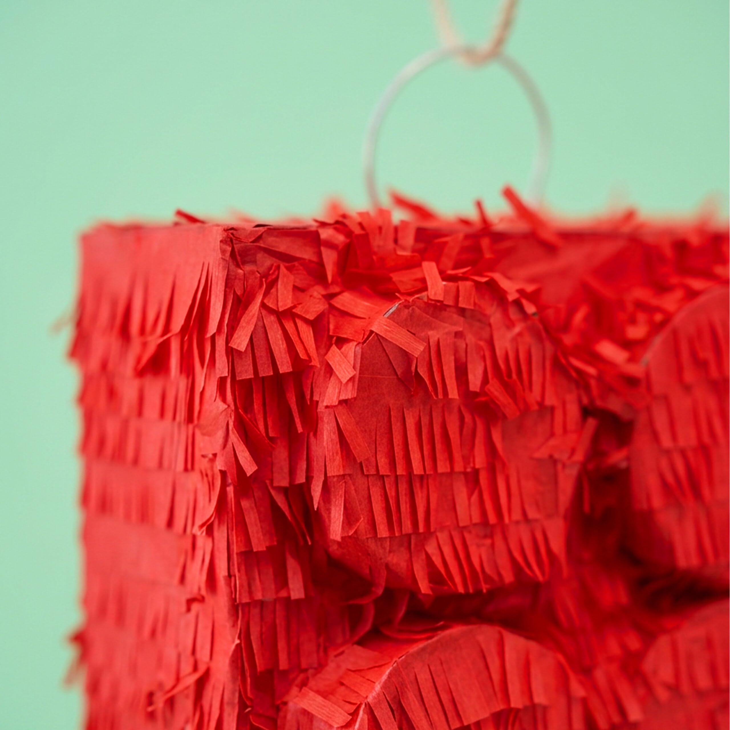 Relaxdays Pinata klocki z prętem i maską, Partypinata dla dzieci, urodziny, do napełniania, blok, wys. x gł.: 43 x 27 x 10 cm, czerwony