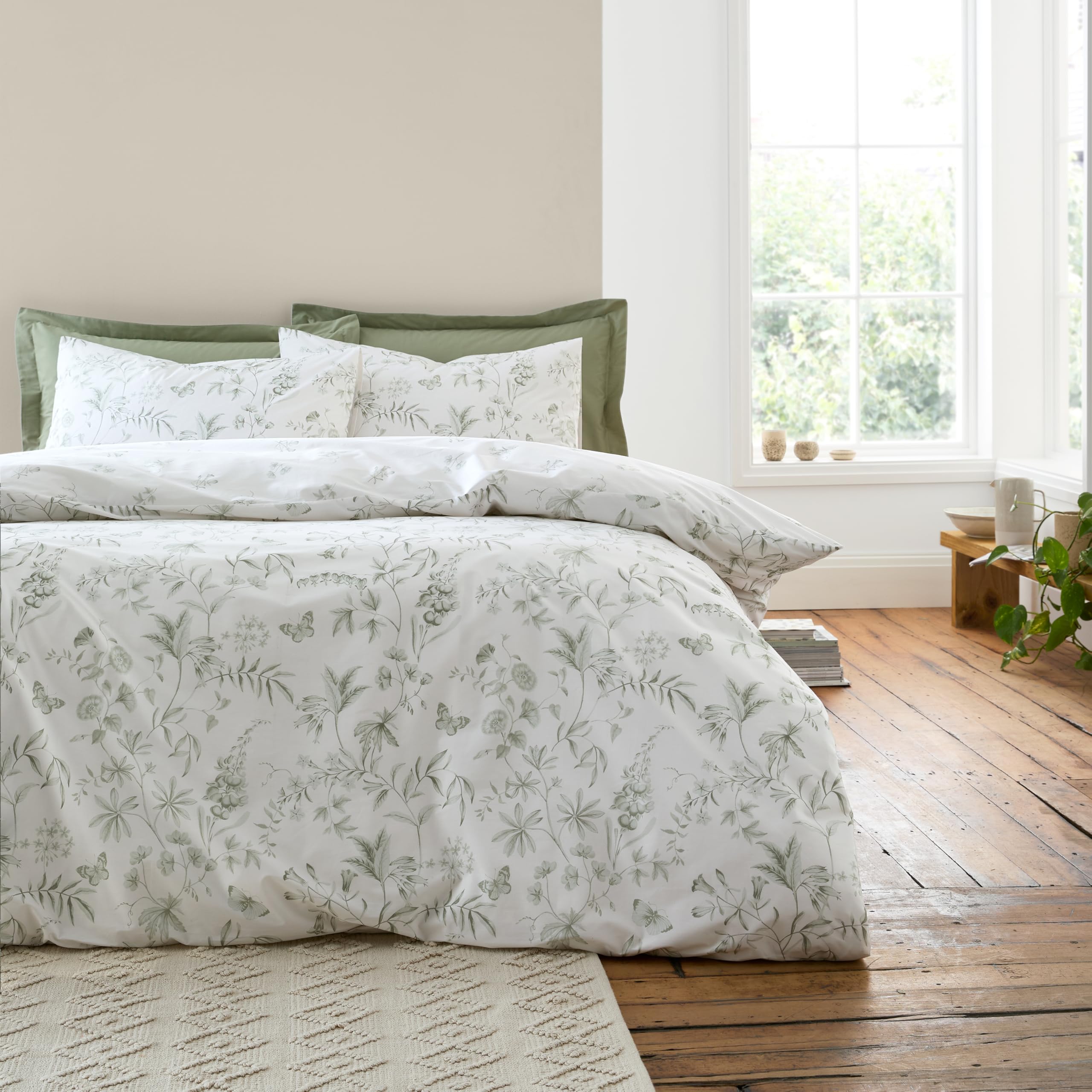 B&Q -  Thea Floral 200 Thread Count Cotton Reversible King Duvet Cover Set With Pillowcases Green