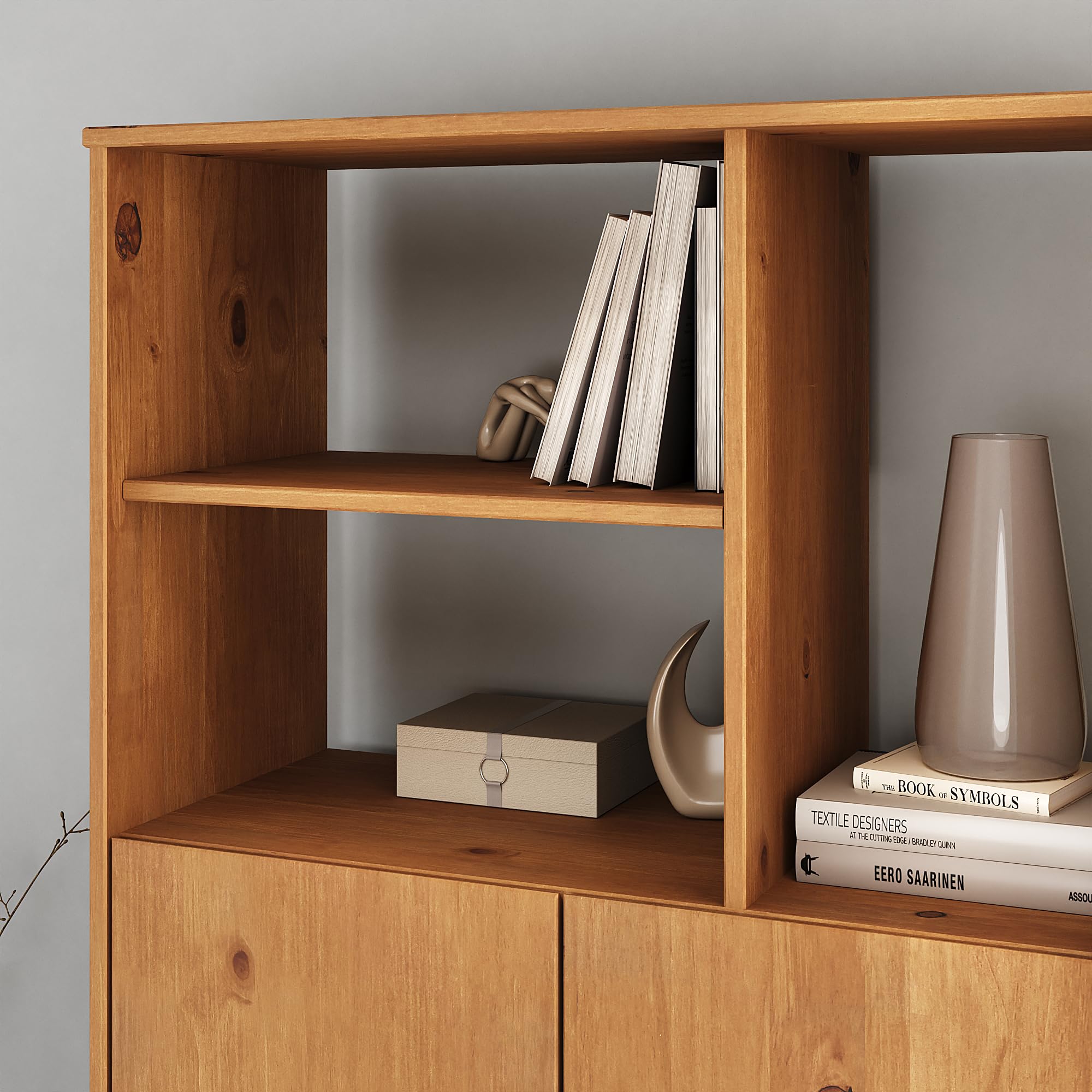 IDIMEX Highboard Simona mit offenem Regal in Massivholz Eiche Farben – Wohnzimmer Kommode mit 3 offenen Fächern und 2 Türen – Bücherregal mit Türen – Retro Holzschrank
