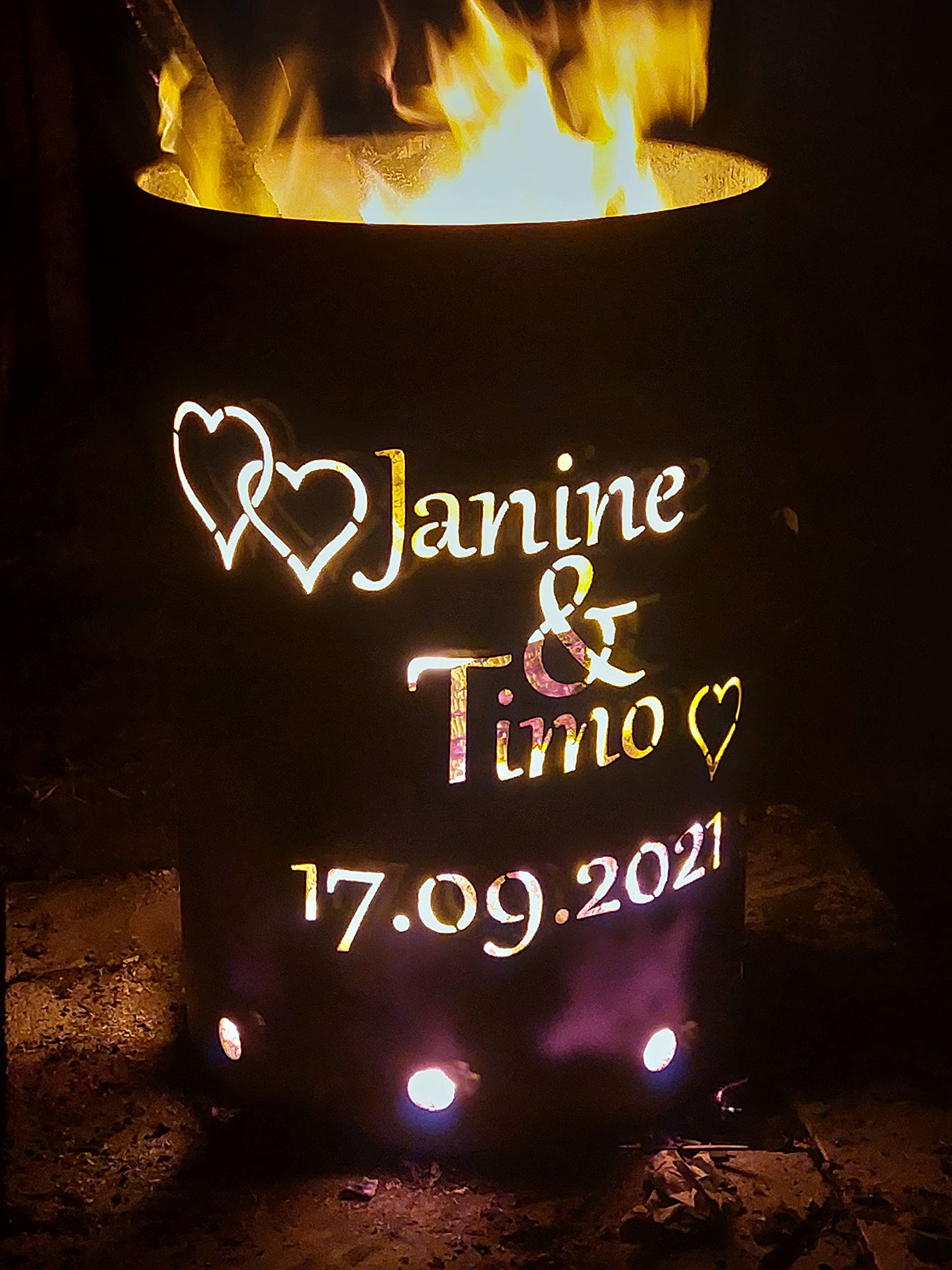 Feuertonne mit Hochzeit Motiv - Personalisierbar - Gefertigt aus neuem Ölfass - Besondere Feuerstelle für Garten und Terrasse - Hohe Feuerschale mit Rostoptik - 90 x 60 cm