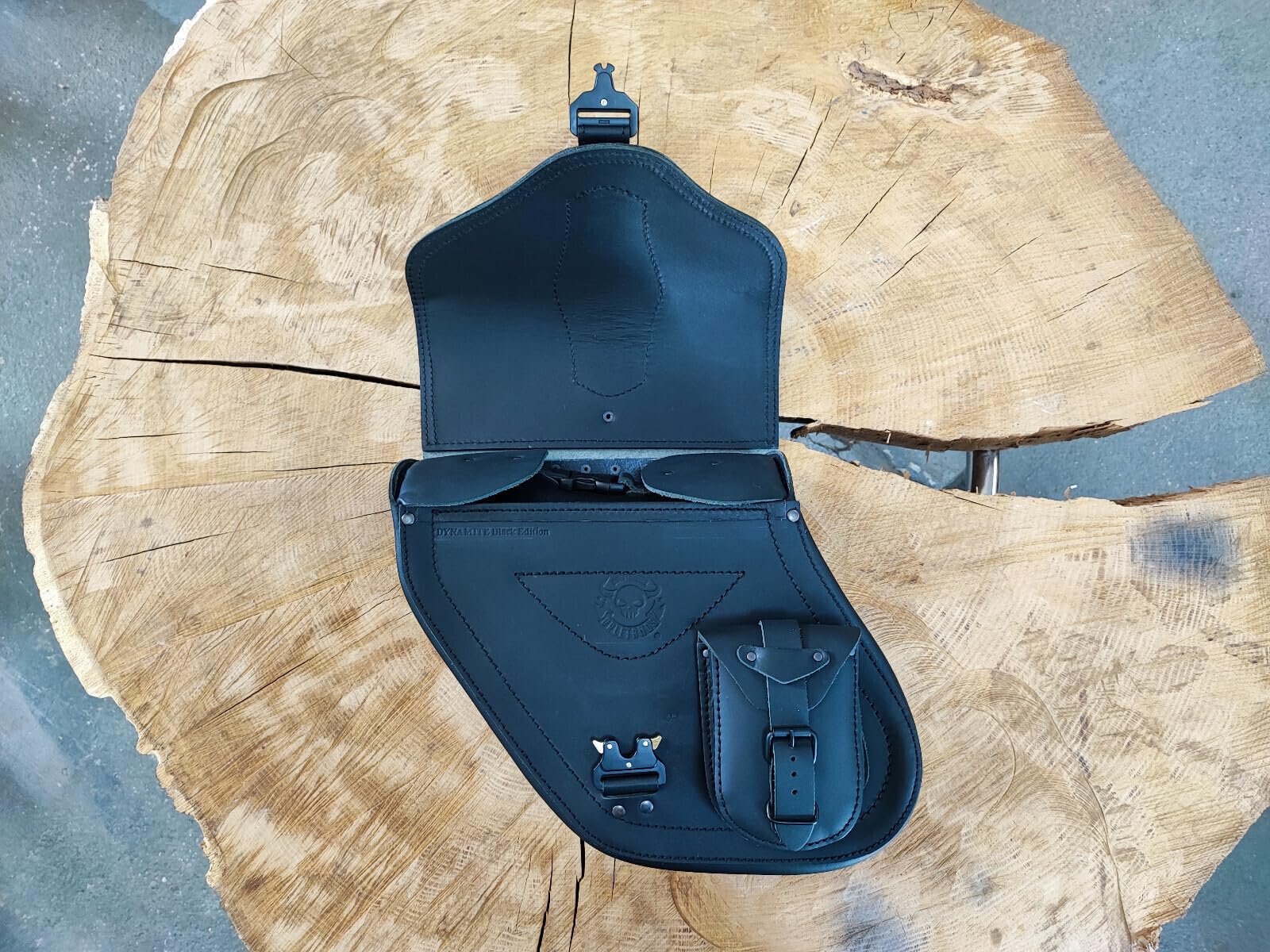 Seitentasche Dynamite Blackline Links kompatibel mit Harley Davidson Dyna Super Glide Fat Bob Street Bob Low Rider Sportster Motorradtasche Leder Koffer