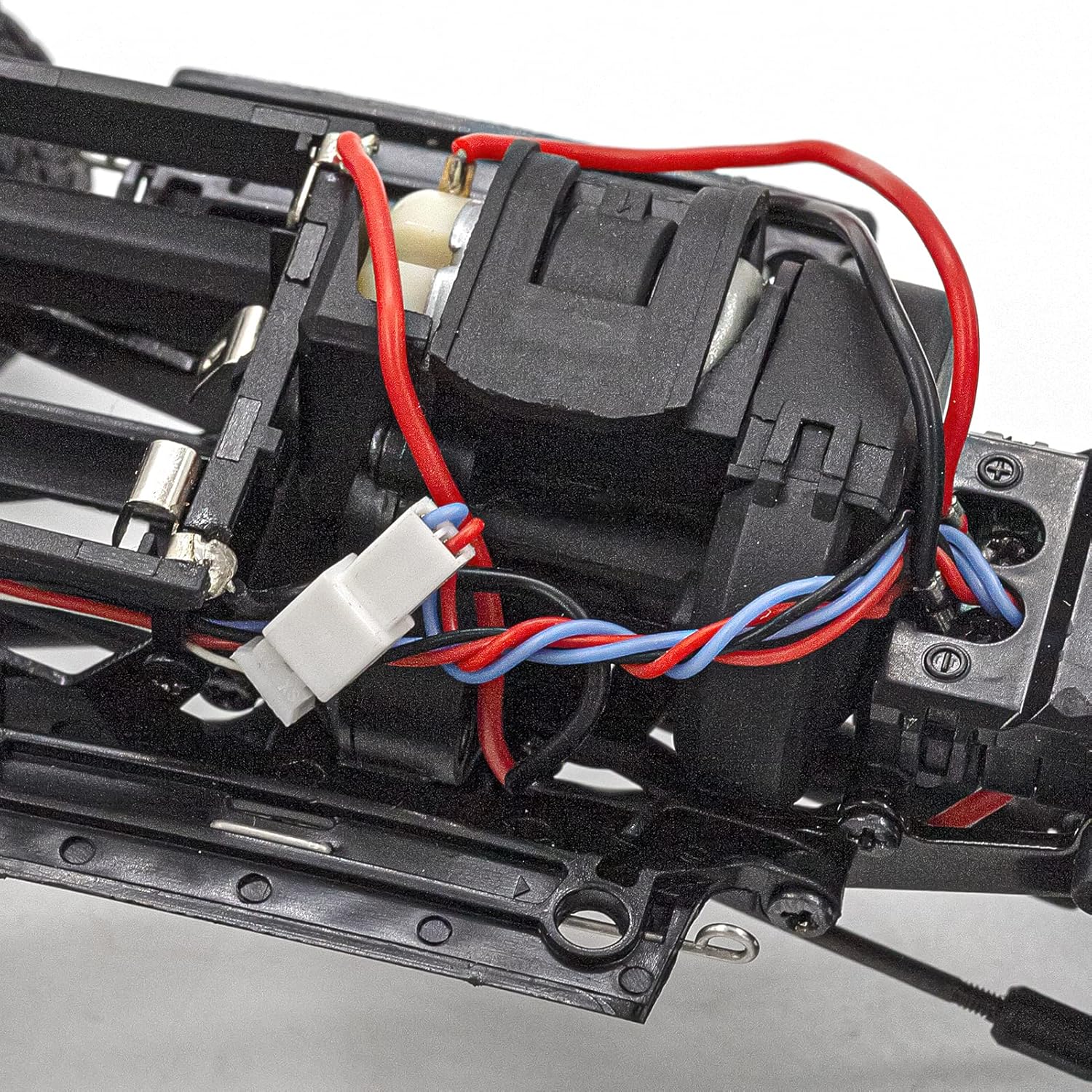 Internal wiring and motor components of the GoolRC RC car