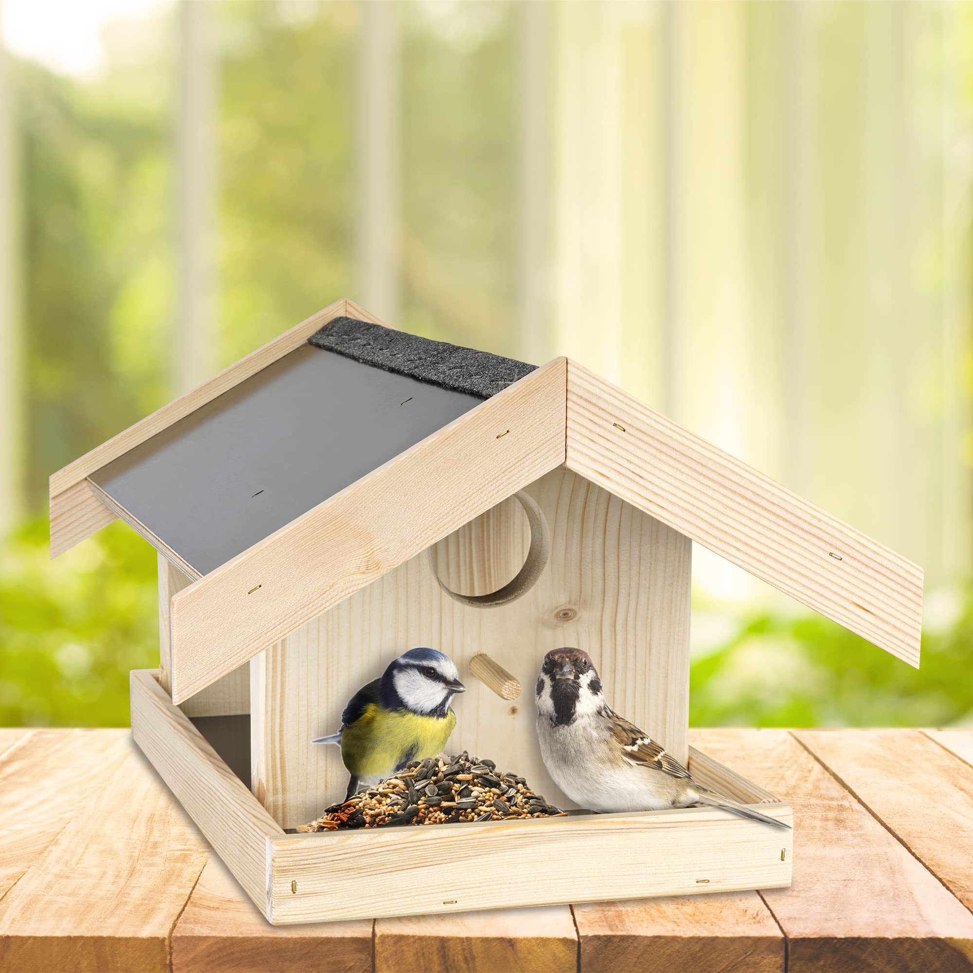 Vogelfutterhaus mit Veranda für den Garten – „Made in Germany“ mit positivem sozialen Beitrag