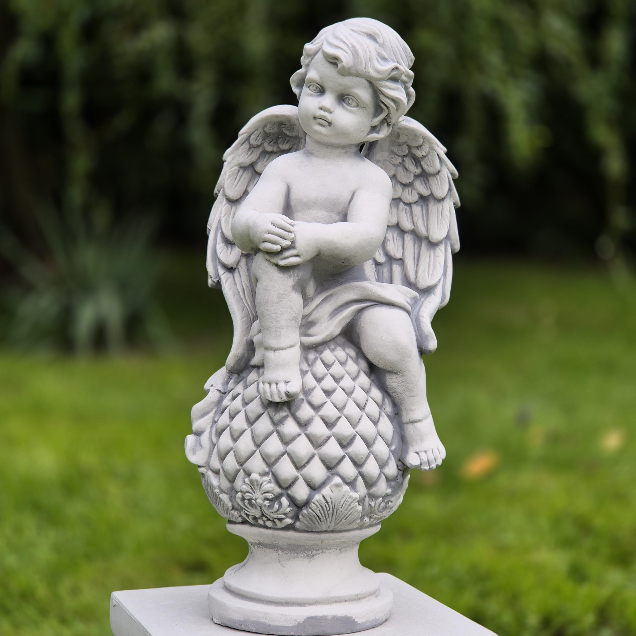 Figurka anioła na kulce – 38 cm, 7 kg – ręcznie malowana w kolorze szarym – z odlewu kamiennego, odporna na warunki atmosferyczne i mróz – dekoracja ogrodowa, anioł, figurka anioła na zewnątrz