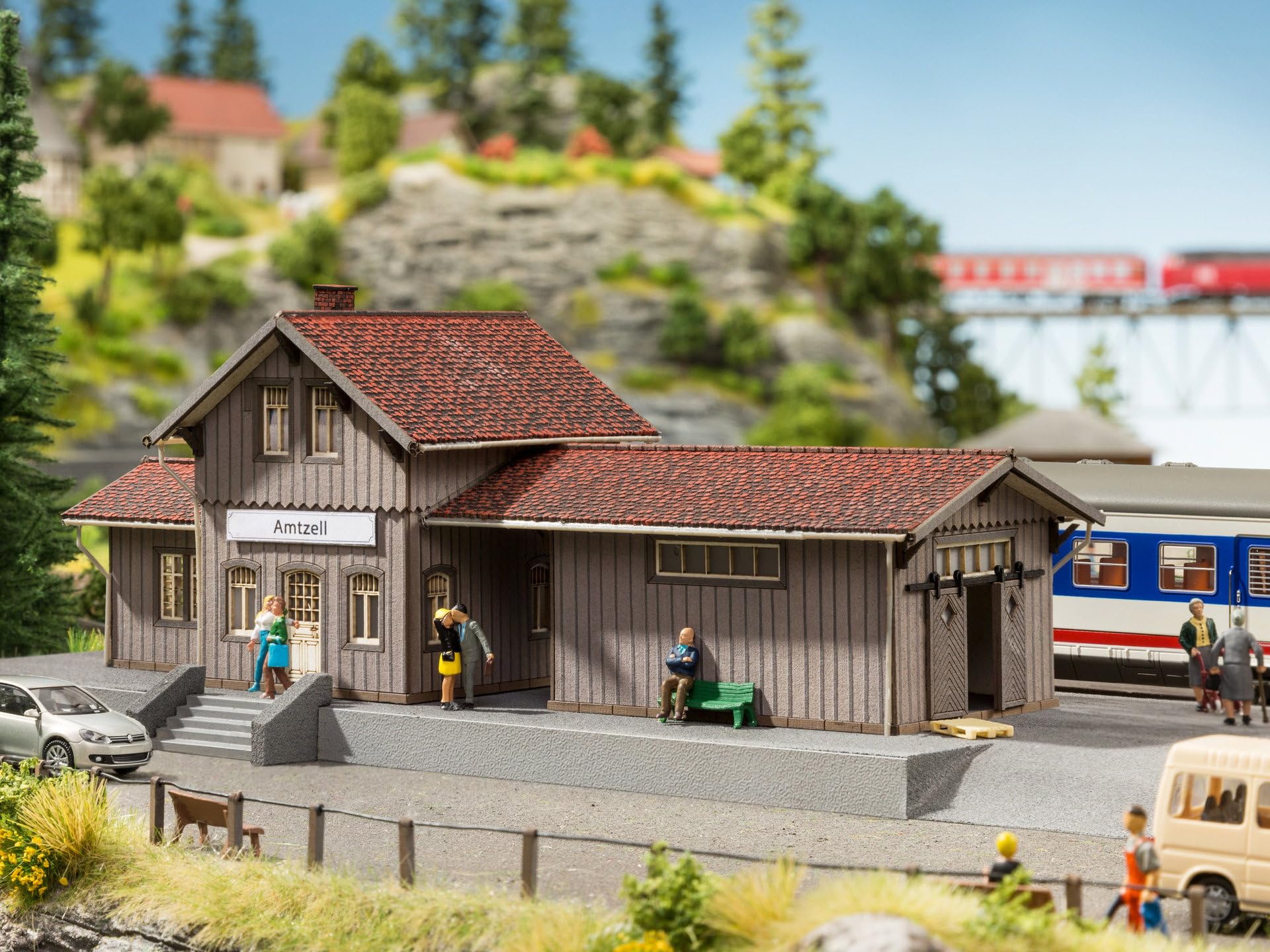 NOCH Haltepunkt „Amtzell“, detailgetreuer Bahnhofsbausatz für Modellbahn H0, inklusive Gepäck- und Güterschuppen