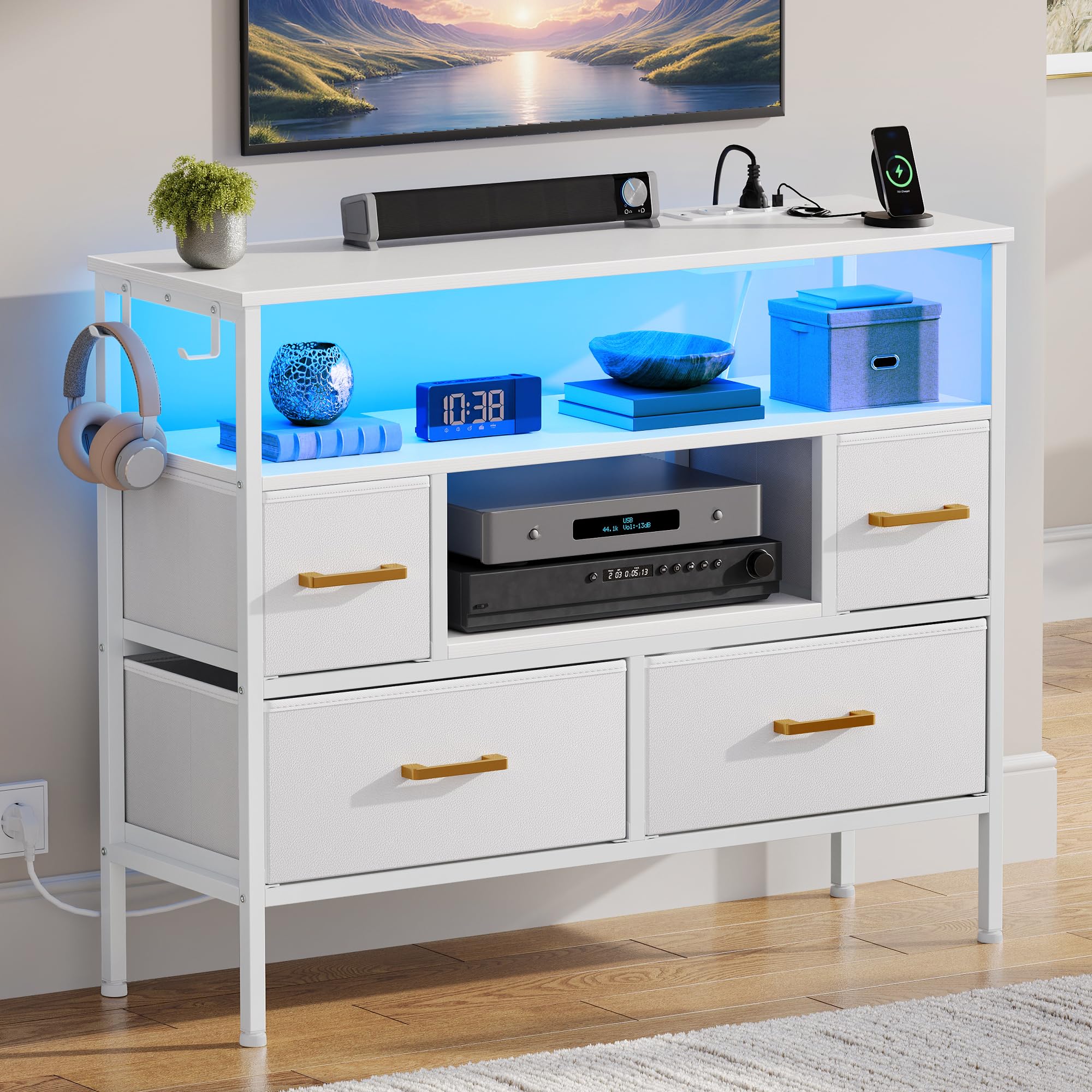 YITAHOME Commode en Tissu avec Prises et lumières LED, 4 tiroirs et 2 Crochets, Convient pour Les téléviseurs jusqu'à 32 Pouces, Commode en Tissu pour Chambre à Coucher, Salon, Bureau à Domicile