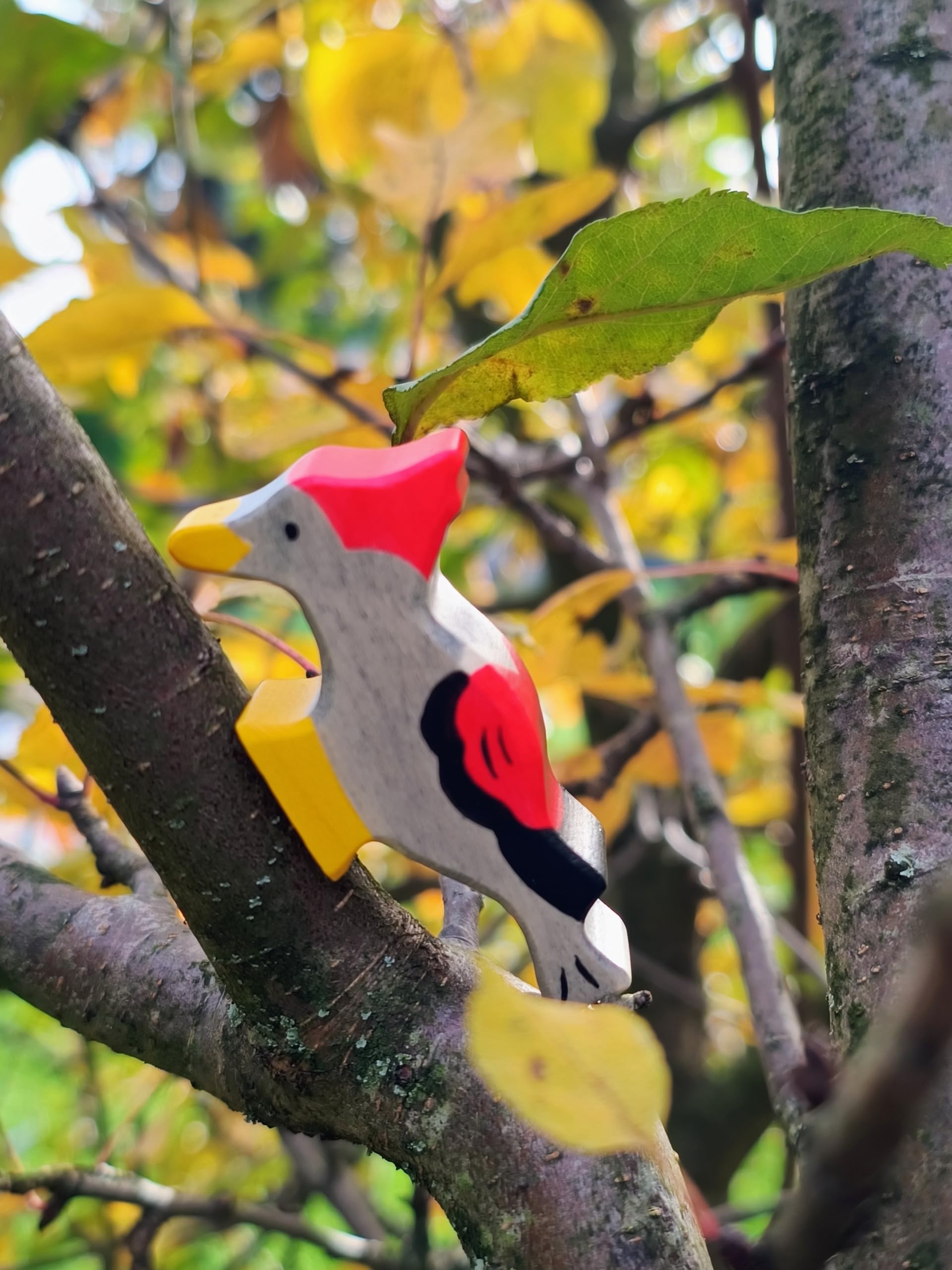 Holztiger 6615 Zestaw ptaków – duża jabłoń z pięcioma figurkami do zabawy, z drewna, dzięcioł, modrak, kos, wróbel i rudzik, z podpórką pod drzewo, ręcznie malowane zabawki dla dzieci, Made in Europe