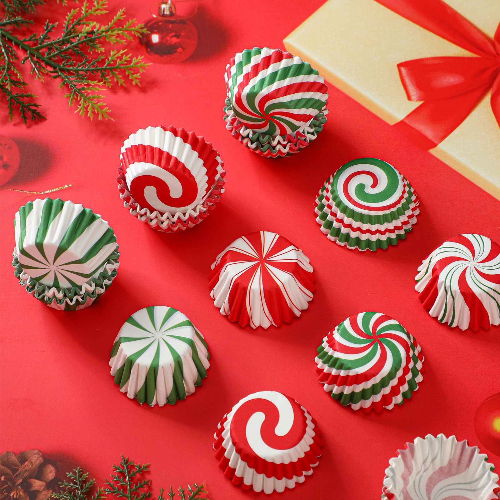 Didaey 600 forros para cupcakes de fiesta de Navidad, tazas de papel para hornear, mini muffins, envoltorios pequeños para cupcakes, tazas de papel de Navidad para dulces, suministros para hacer