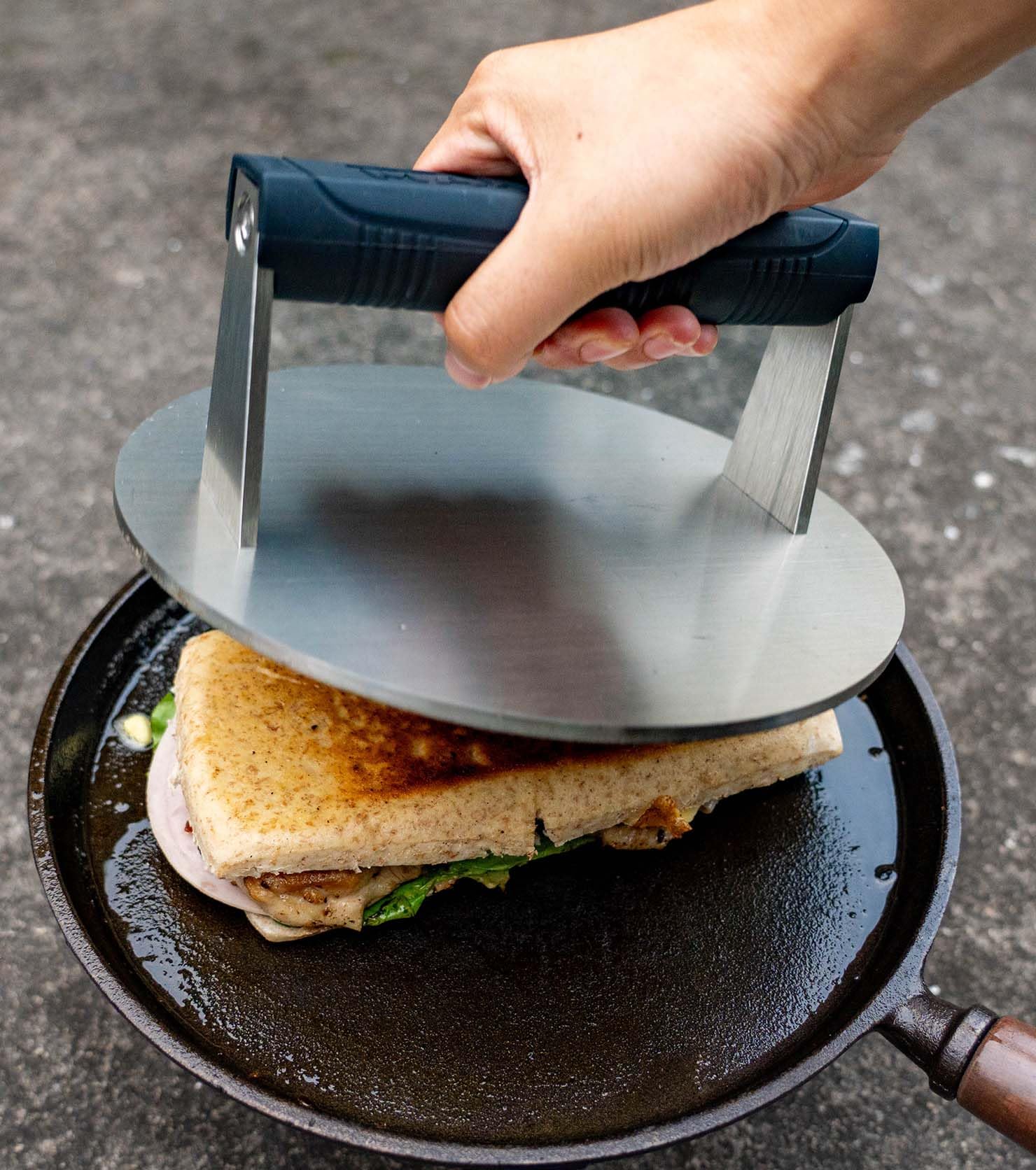 Pressa per Hamburger in Acciaio Inox, Tonda, 20,5 cm, 1,45 kg | Schiacciahamburger tondo, facile da pulire, ideale per smash burger su piastra, griglia e barbecue