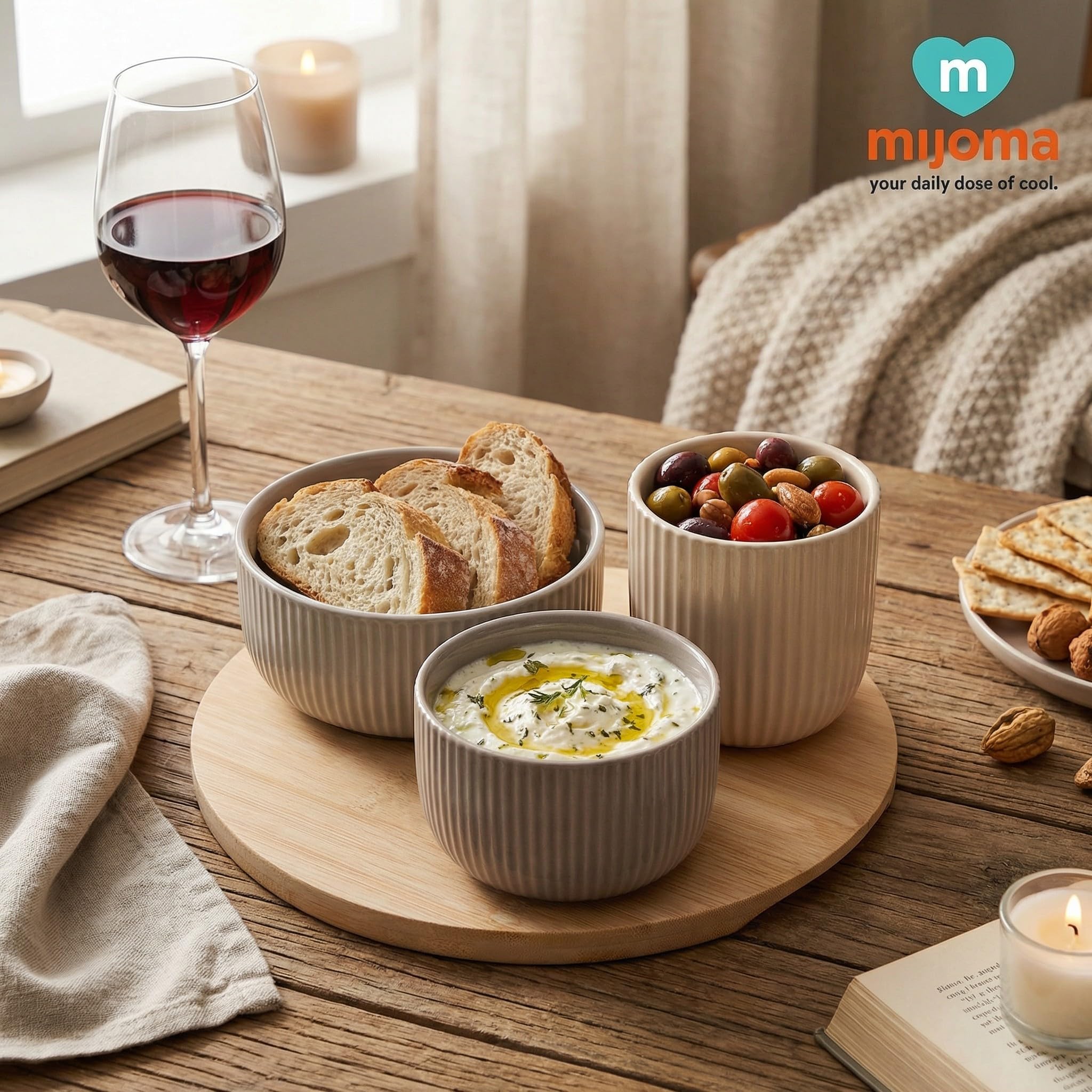 MIJOMA Set di 4 ciotole da portata – tre ciotole in pietra in grigio caldo e beige chiaro – vassoio rotondo in legno con dolce struttura scanalata – per dip, snack e tapas