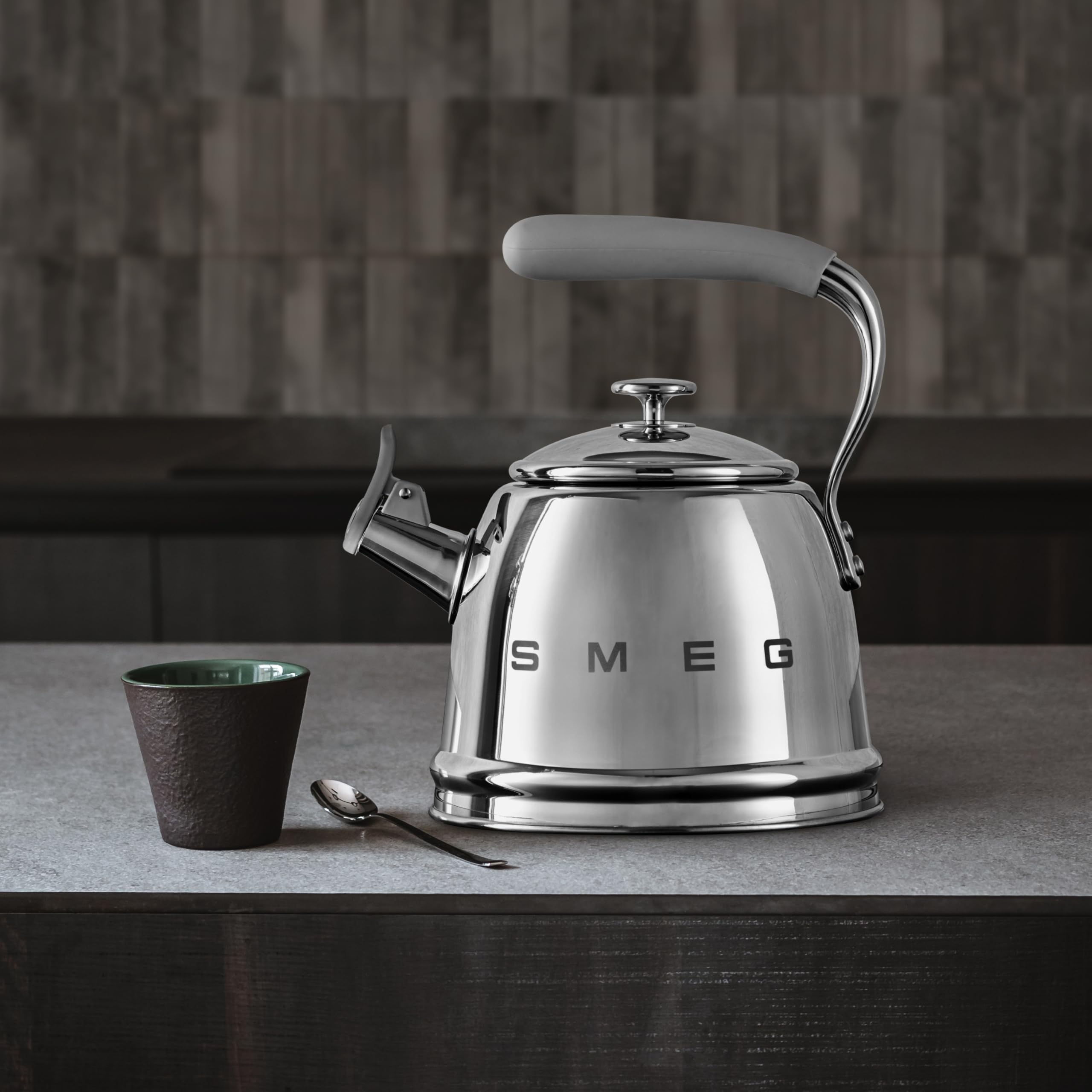 SMEG Stovetop Whistling Kettle – 50s Retro Style, 2.3 Liter (10 Cup / 2.4 Quart) Stainless Steel Tea Kettle with Iconic Design & Whistle – Premium Kitchen Statement Piece (Silver)