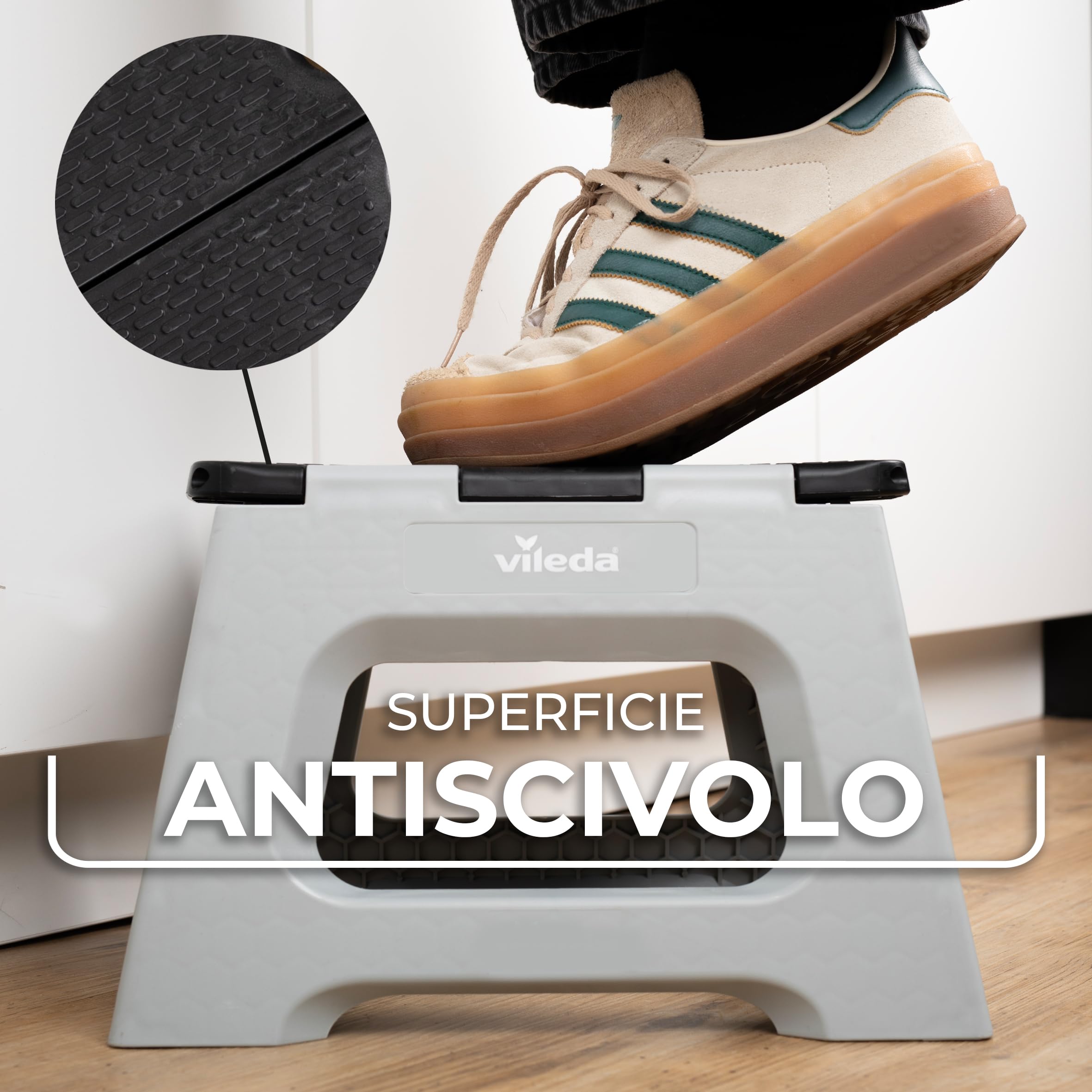 Vileda Sgabello Pieghevole 23cm - per Adulti e Bambini fino a 150 kg - Rivestimento antiscivolo - Sgabello plastica, Sgabellino da Bagno e Cucina - Scaletta Sgabello - Folding Stool