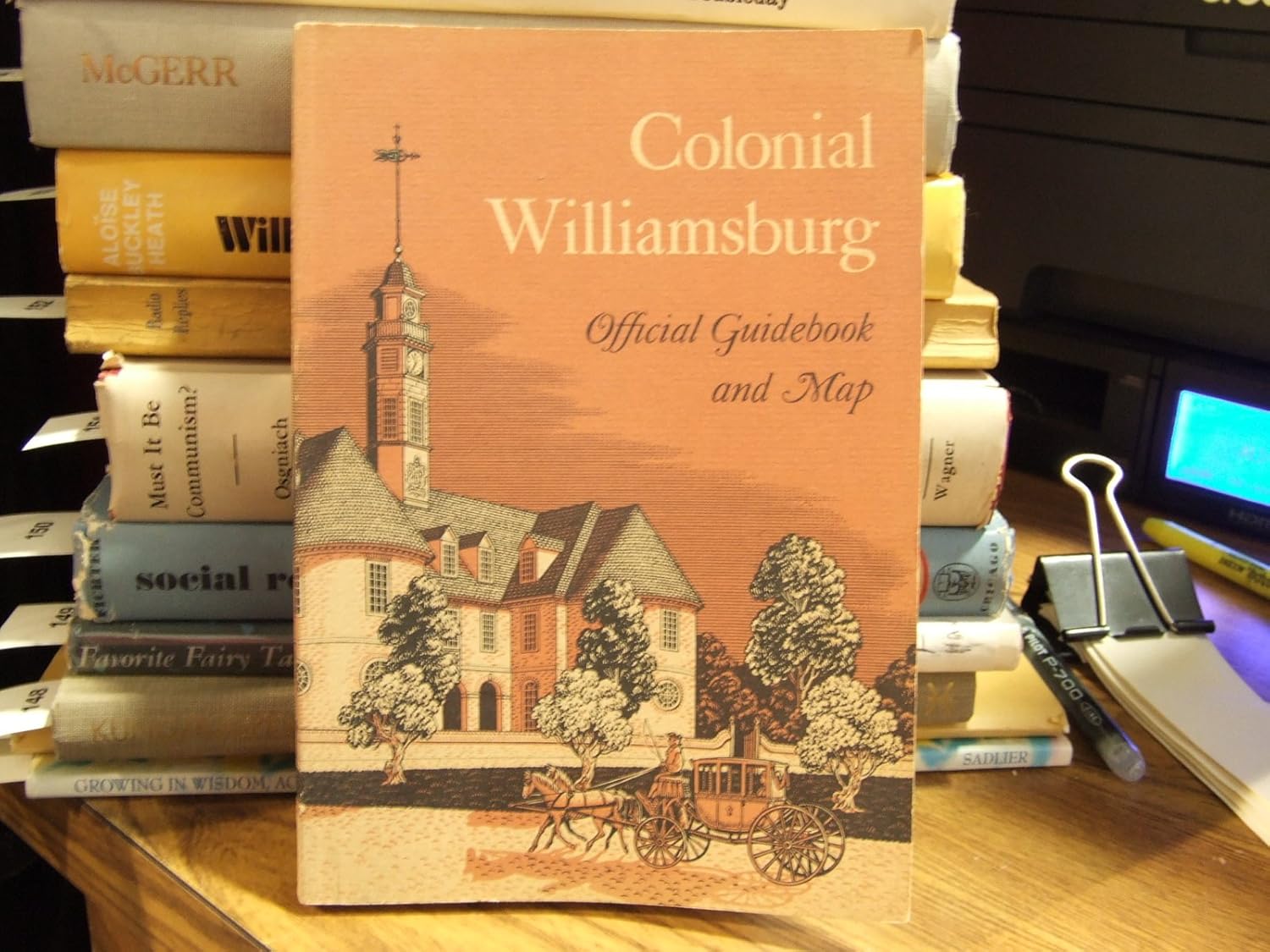 colonial williamsburg official guidebook and map Books Amazon.ca