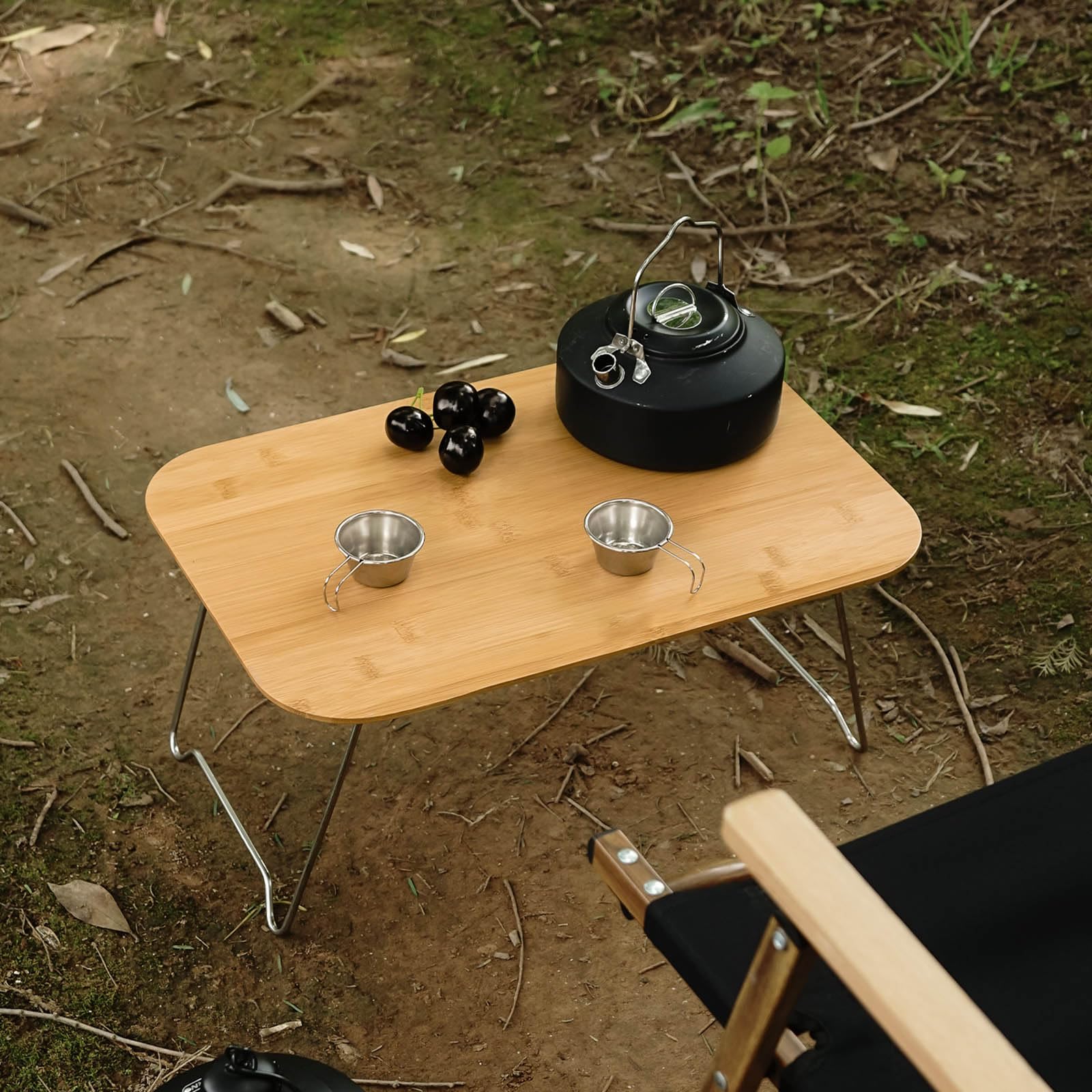 Tragbarer faltbarer Bambustisch für Outdoor-Camping & Picknicks, platzsparendes Design, Edelstahl-Zubehör, leichte Campingausrüstung, perfekt für Reisen