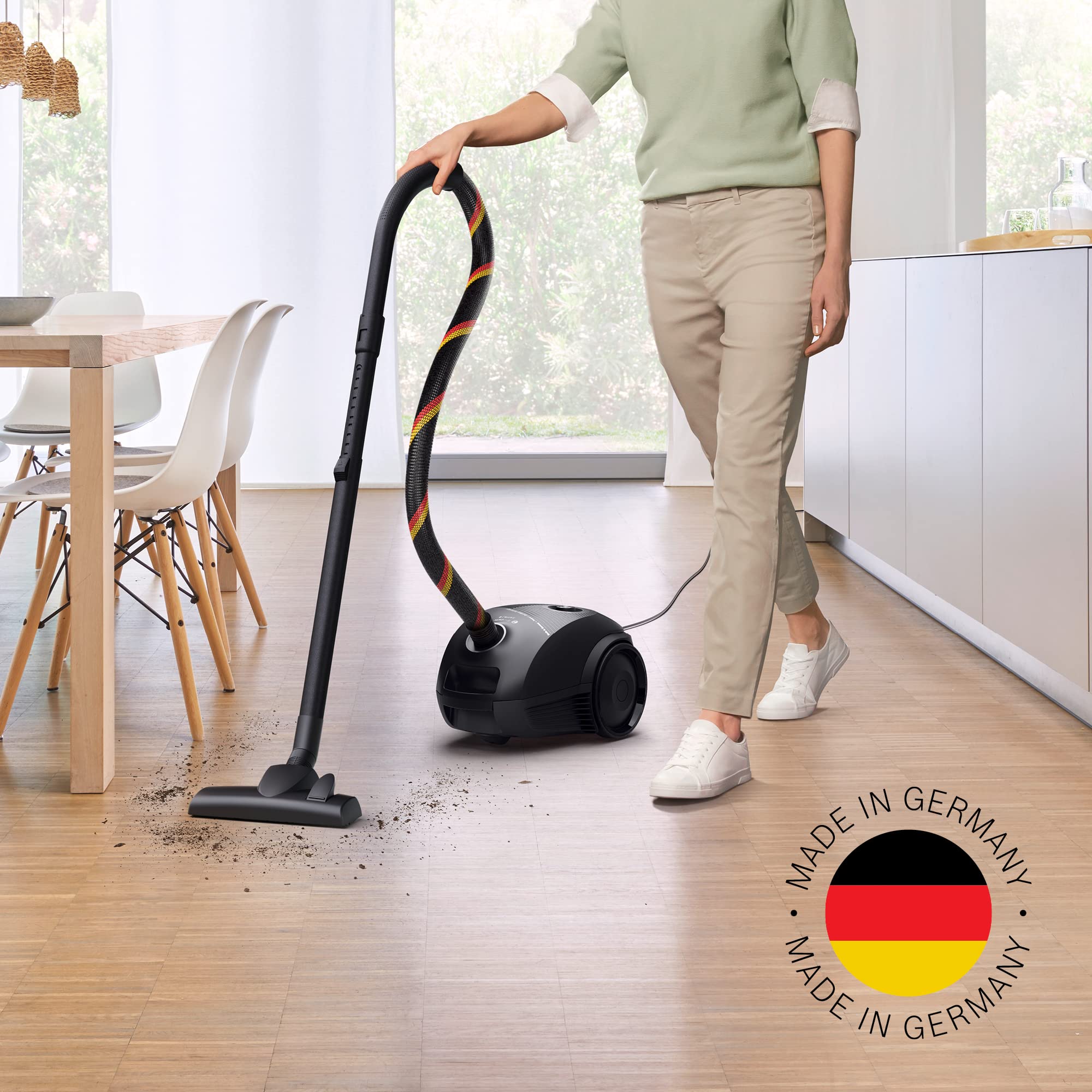 Bosch Staubsauger mit Beutel Serie 2 BGDS2CHAMP, Bodenstaubsauger, nachhaltig, aus Recyclingmaterial, Hygiene-Filter, 10 Jahre Motorgarantie, kompakt, leistungsstark, Made in Germany, 600 W, schwarz