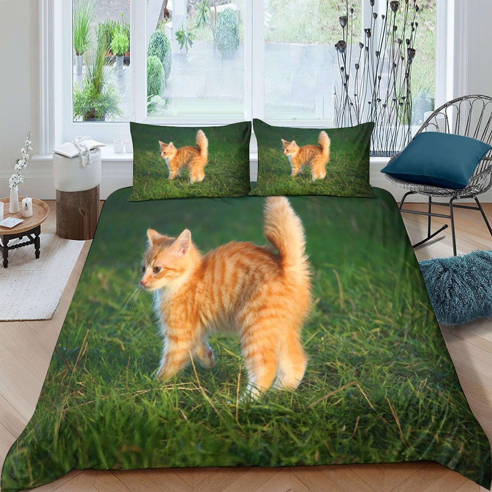 GPLZQXKJNH 3D Printed Orange Tabby Cat Duvet Cover Microfiber Soft Breathable Green Grass Bedding Set with 2 Pillowcases for Bedroom Decor Single（135x200cm）