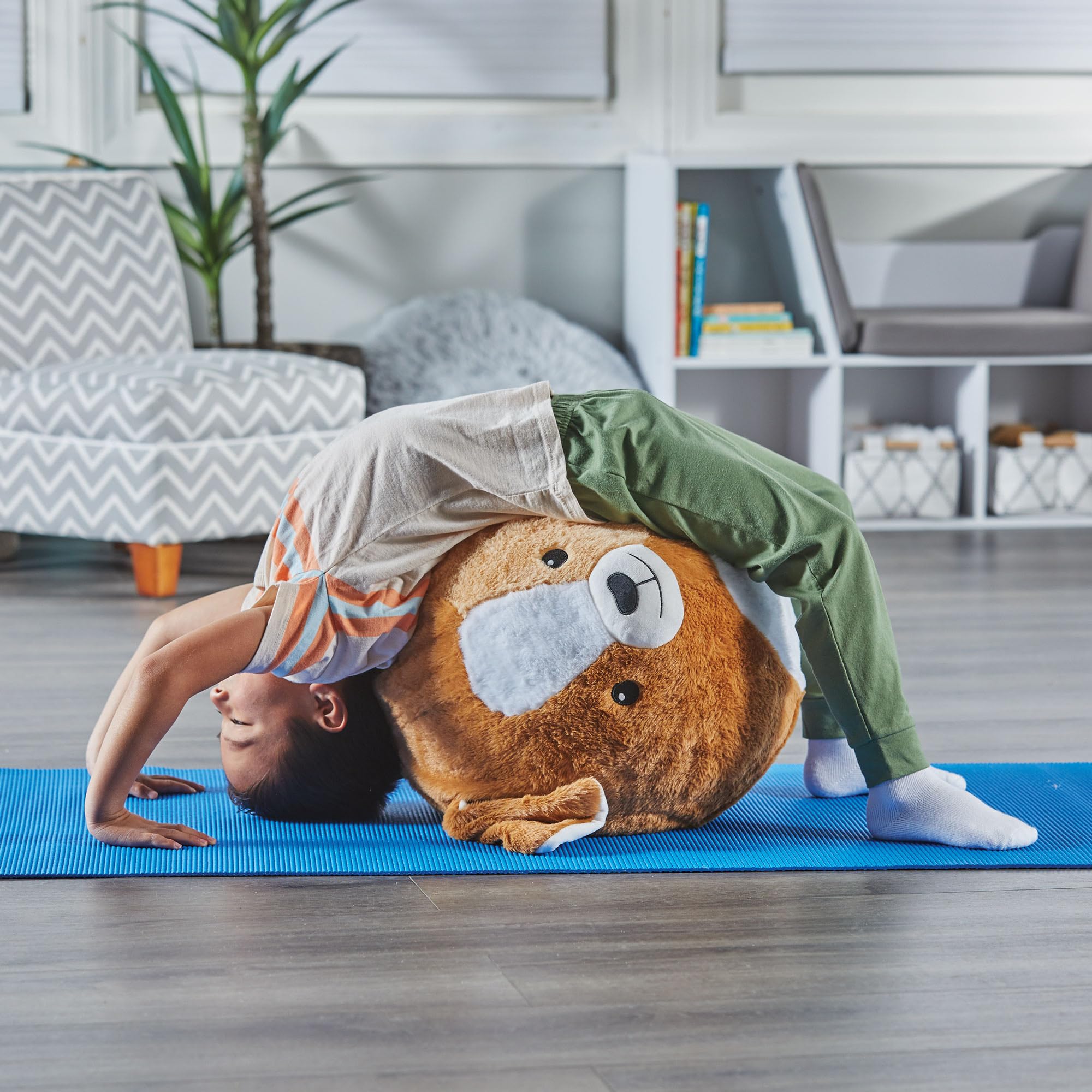 Learning Resources Yoga Ball Buddy con BubblePlush Perro, Pelota de Yoga para Niños Desde 3 Años, Juego de Yoga para Equilibrio y Movimiento, con 12 Tarjetas de Yoga y Bomba Incluida