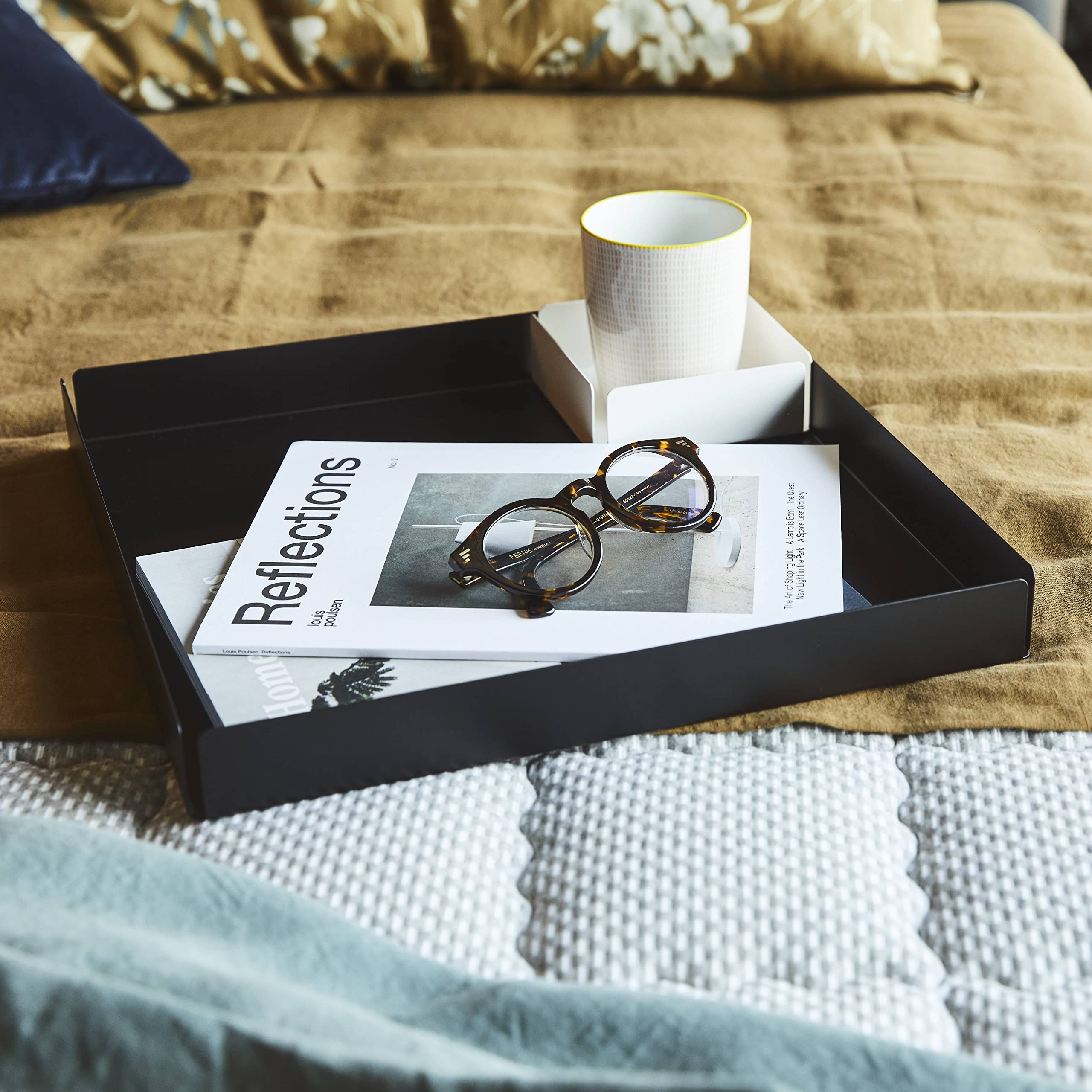ILO - Vassoio Decorativo Quadrato in Metallo Nero cm 35,8 x 35,8 H.4 - Portaoggetti Organizer da Scrivania per Casa e Ufficio - Centrotavola Moderno - Svuotatasche di Design - Made in Italy