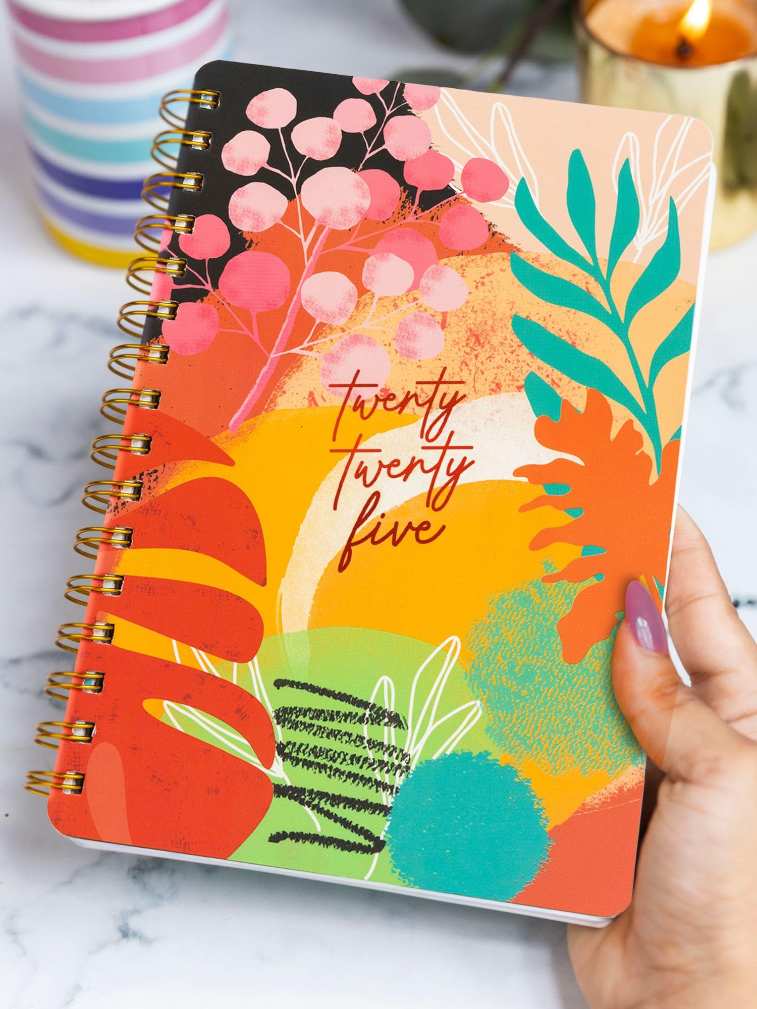 Doodle The Happiness - Agenda rigida A5 con oltre 100 adesivi, pagine annuali, mensili, giornaliere non datate, pagine per le attività, biglietti per appunti strappati e citazioni, 216 pagine a righe