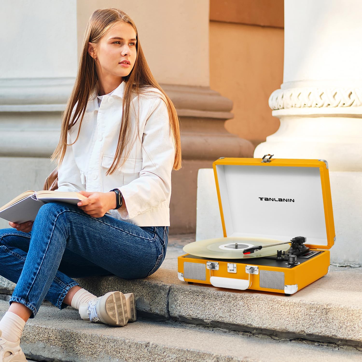 Nærbillede views of the turntable's premium cartridge and ruby stylus, built-in stereo speakers, and LED display mode.