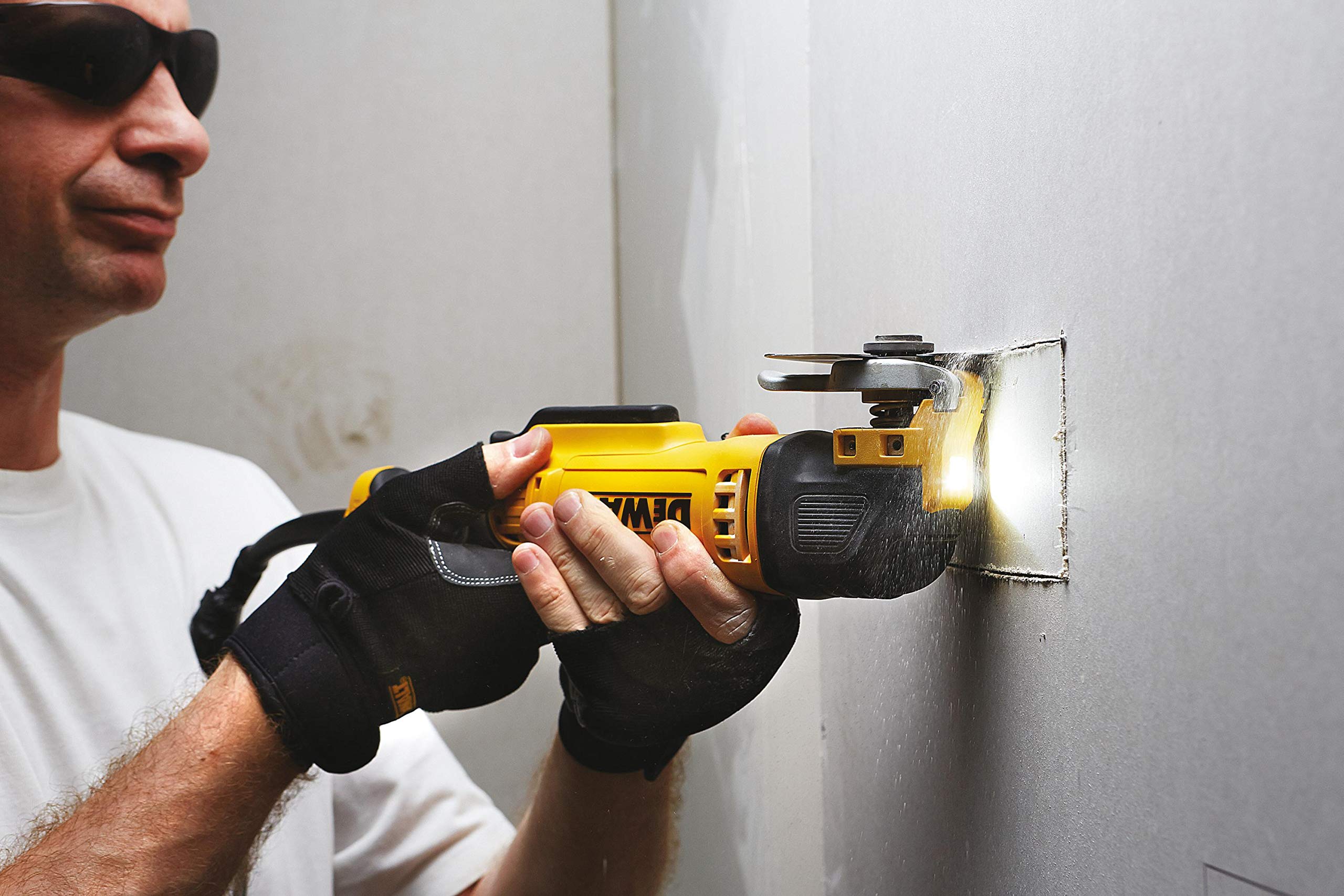 DeWalt Multi-Cutter Brushless - XR 18V - DCS355D2-QW - Multi-Cutter sans Fil en Coffret avec 2 Batteries, Chargeur et 32 Accessoires - Outil Idéal pour Découpe et Ponçage - 20000 orb/min Argenté