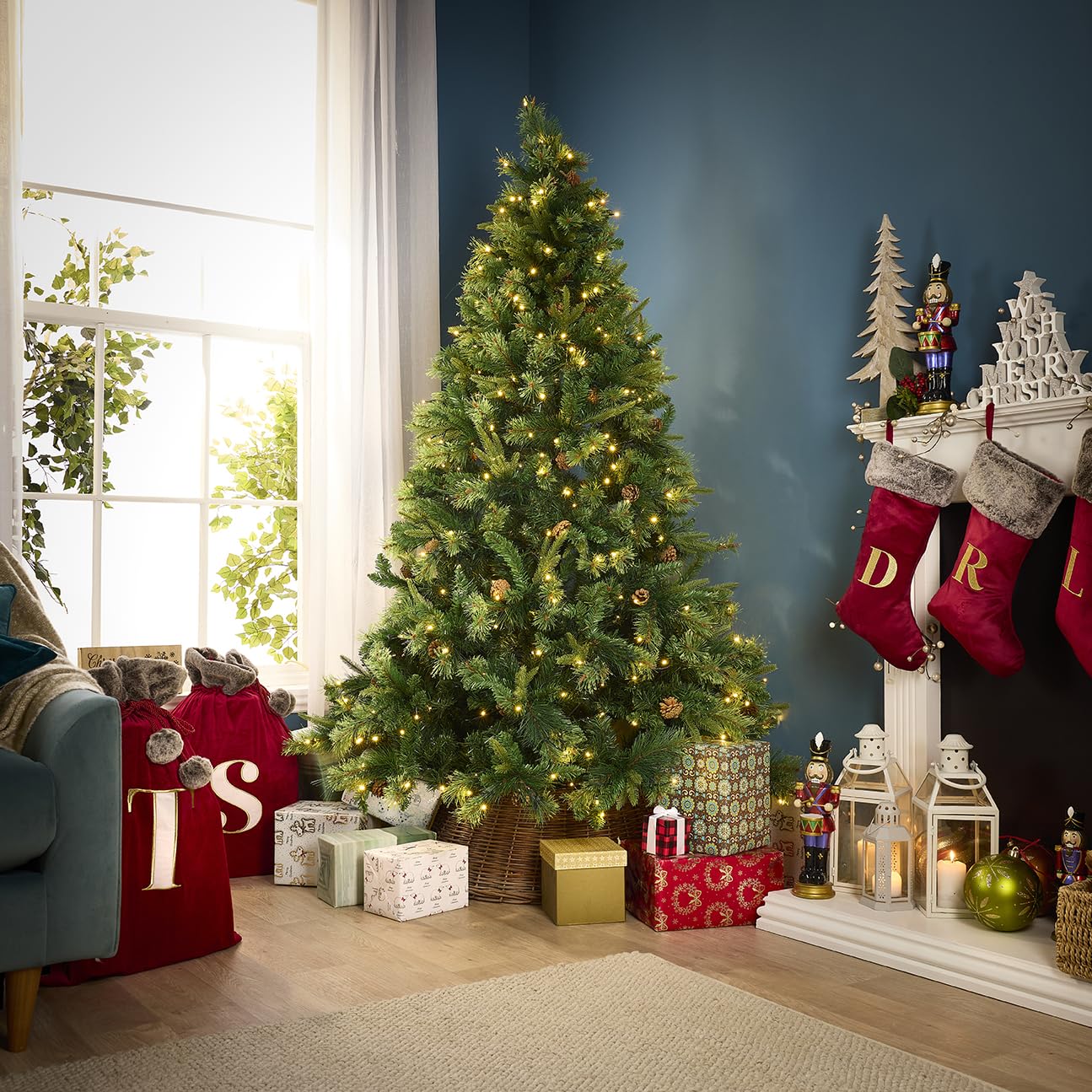 Celebright 7ft / 2.1m Premium Sherwood Forest & Pinecone Pre-Lit Christmas Tree with 1410 Tips and Multi-Function 400 Warm White LEDs