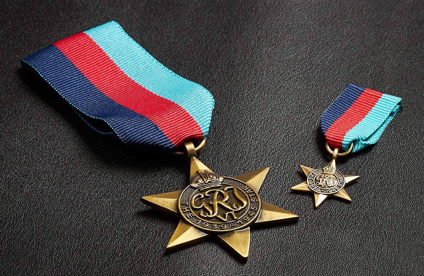 The Commemorative Coin Company Pair Of 1939-1945 Star Medals. Full Size & Miniature. Campaign Award/Decoration. Second World War Ww2. Replica/Reproduction.