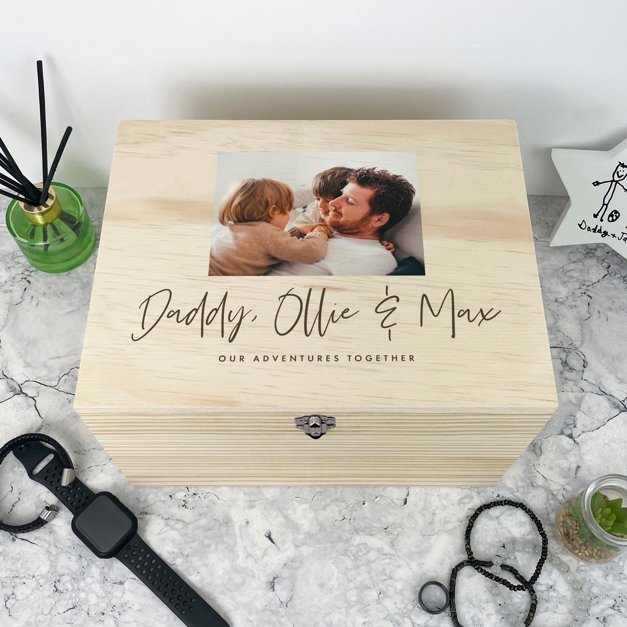 Caja de recuerdos personalizable con diseño de pino con texto en inglés "Our Adventures Together", regalo del día del padre, caja de recuerdos de madera personalizada, carga tu propia foto, bisagras y