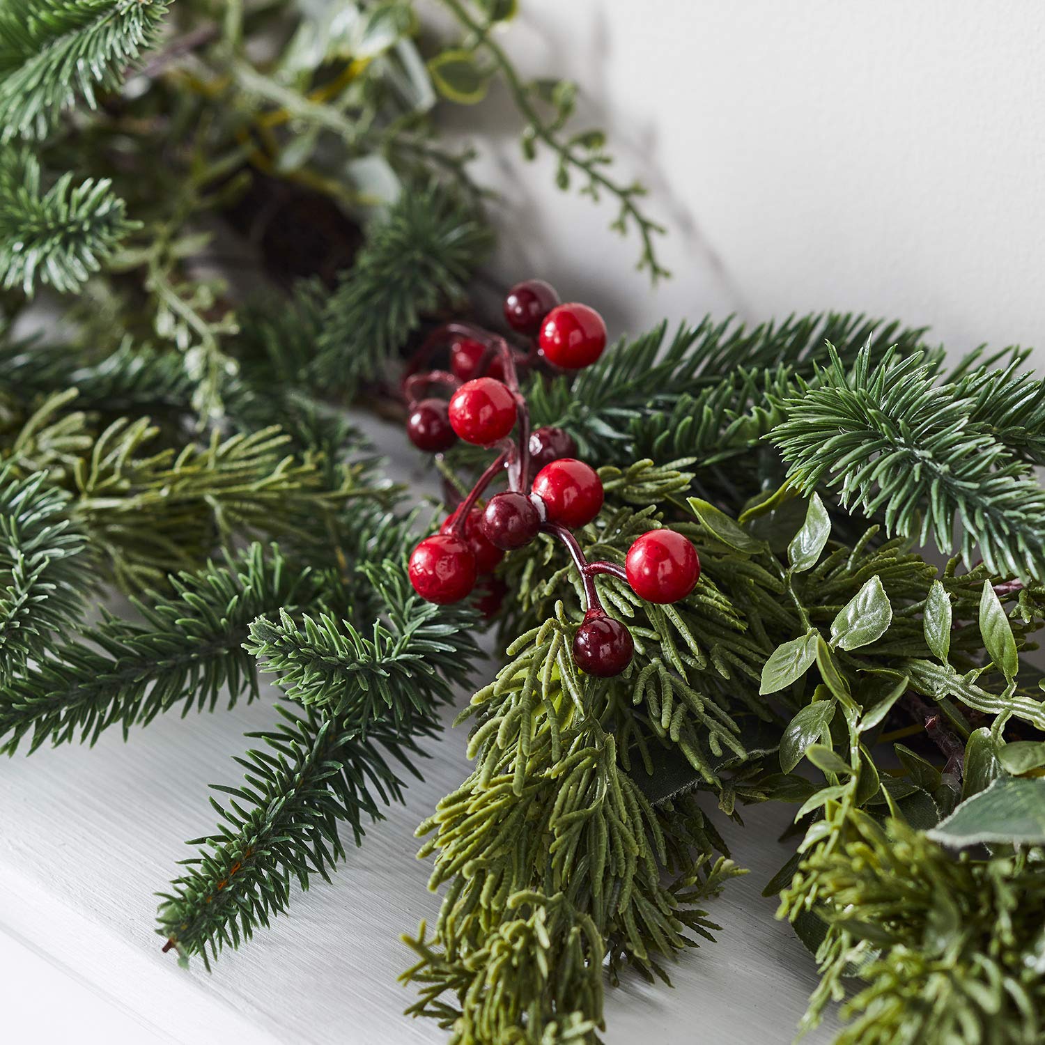 Lights4fun 2m Weihnachtsgirlande mit roten Beeren und Mirco LED Lichterkette Timer Weihnachts Deko Tischdeko