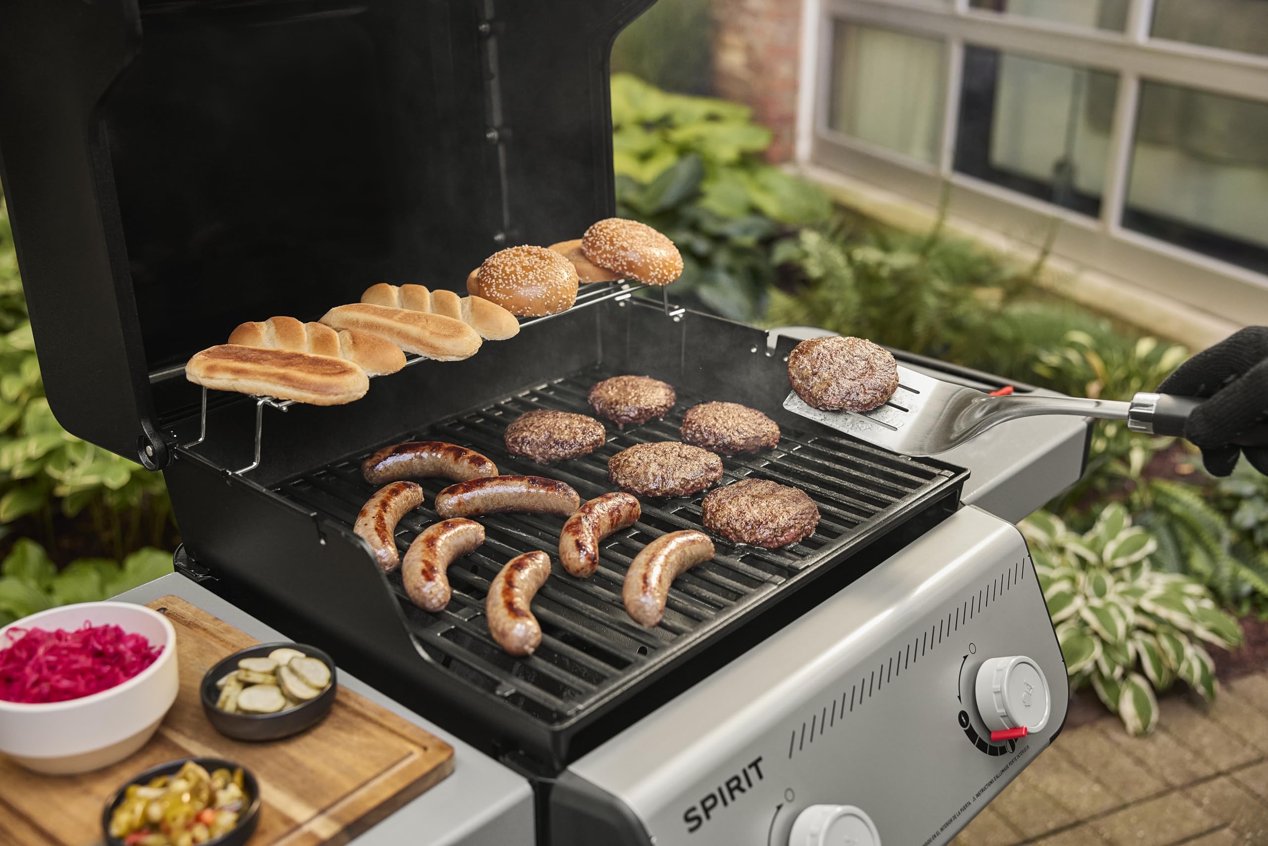 Weber Spirit E-210 grill gazowy, 2 palniki, powierzchnia do gotowania 51 x 46 cm, termometr w pokrywie, 2 kółka - czarny/srebrny (1500838)