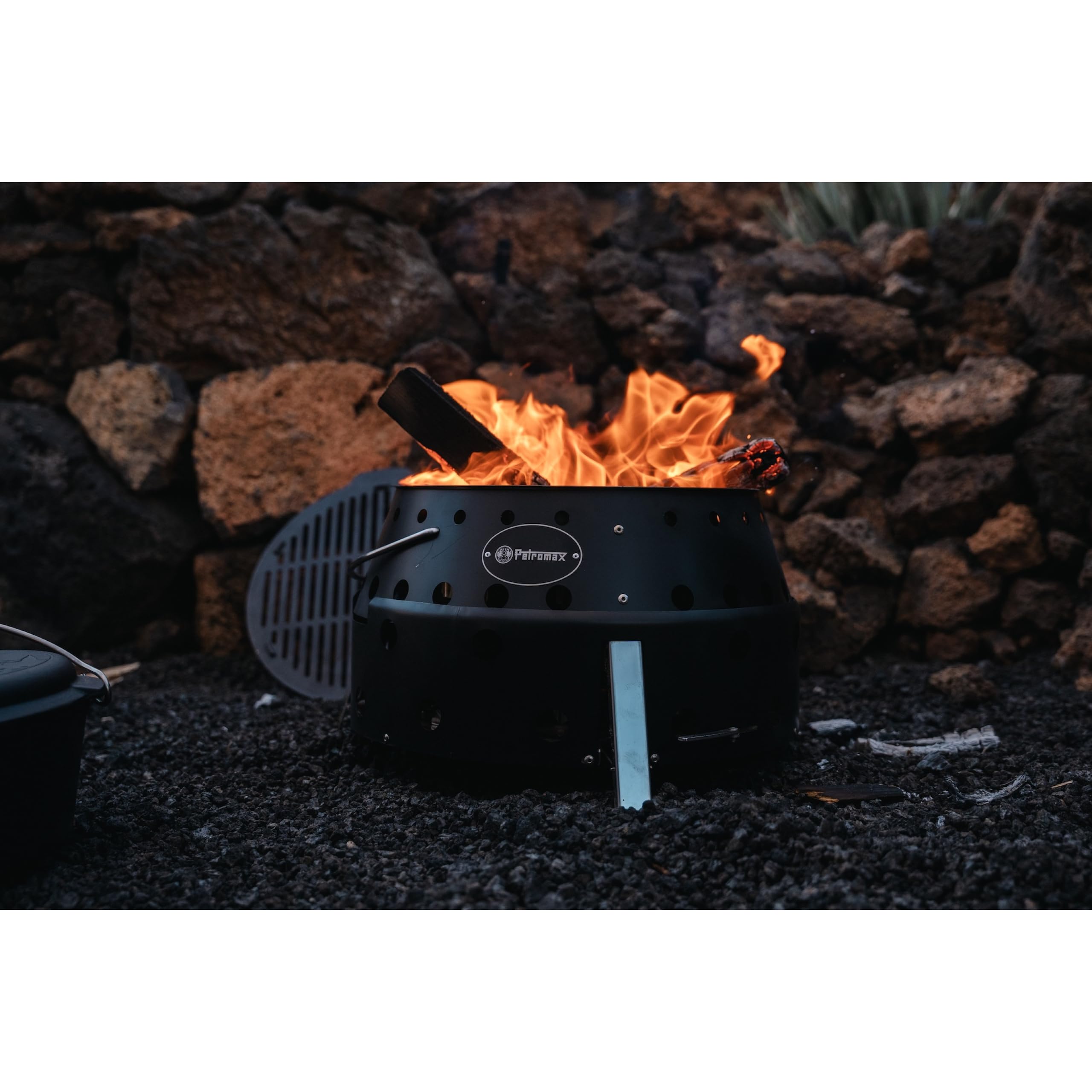 Petromax Atago Black Edition – 4-in-1 Mobiler Grill, Feuerschale, Ofen & Herd | In 2 Sek. einsatzbereit | Inkl. emailliertem Gussgrillrost | Klappbar & Ultramobil | Mattschwarz