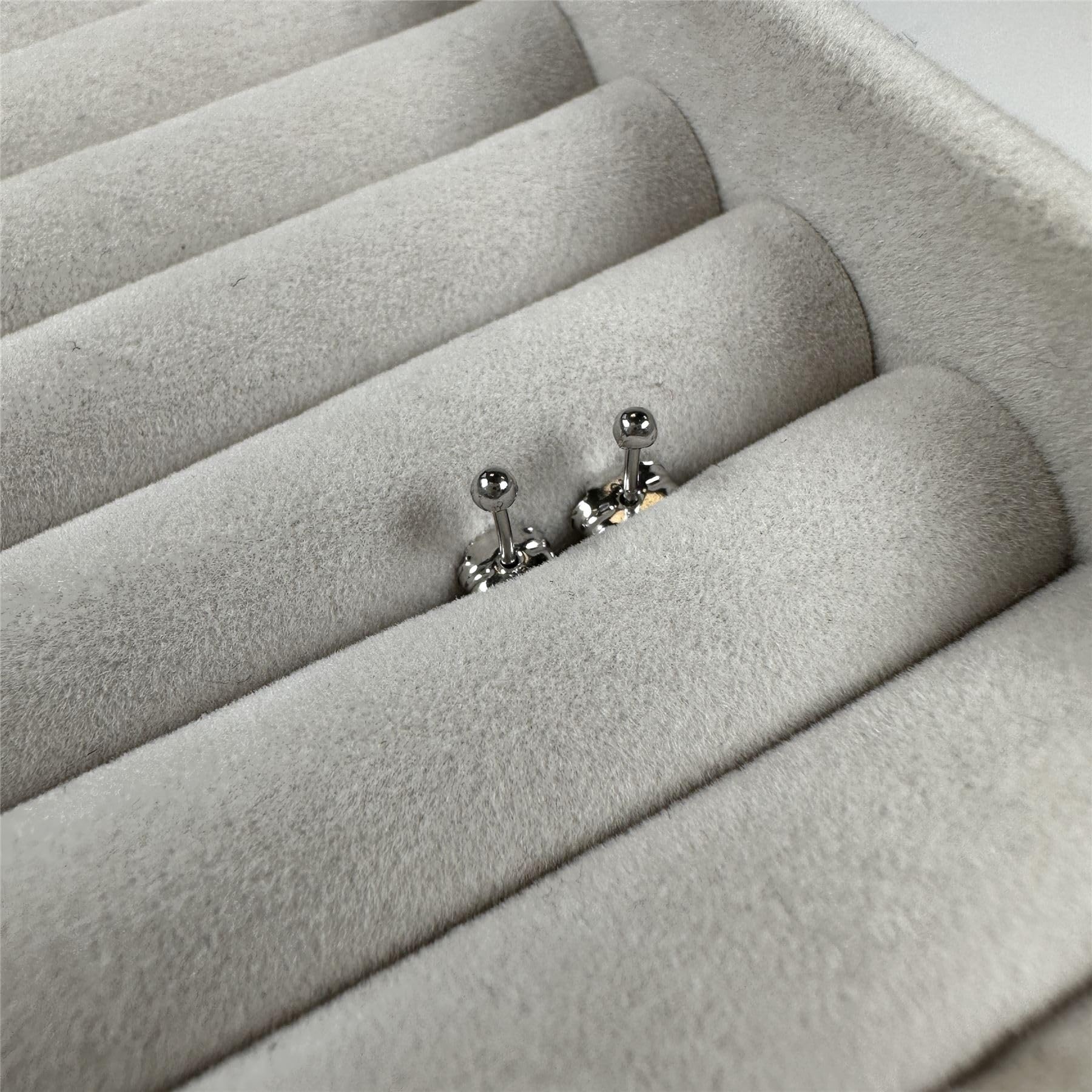 Orecchini a Brochia con Sfera Rotonda di 2mm in Oro Bianco 9kt