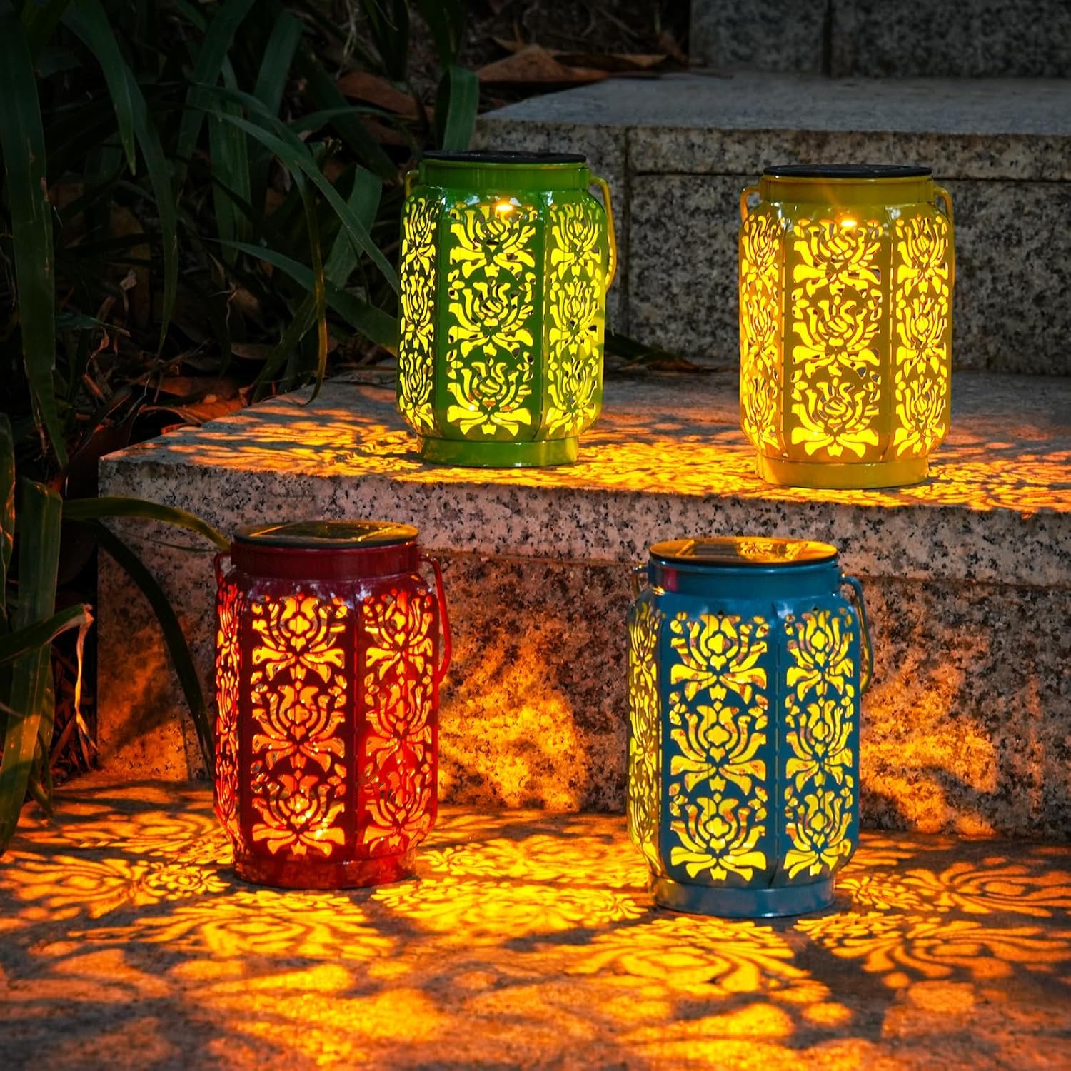 Lanterne solari per esterni, confezione da 4 pezzi, a forma di rosa, ideali come regalo per la festa della mamma, IP44, impermeabili, decorazione da giardino, 4 colori, LED da appendere, con manico
