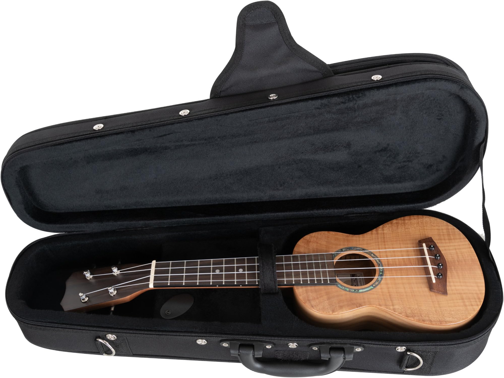Shaman Softcase per Ukulele Soprano - Custodia leggera con schiuma rigida sagomata, tasca interna ed esterna, tracolla rimovibile. Dimensioni interne: 58,5x18x7,5 cm. Colore nero.