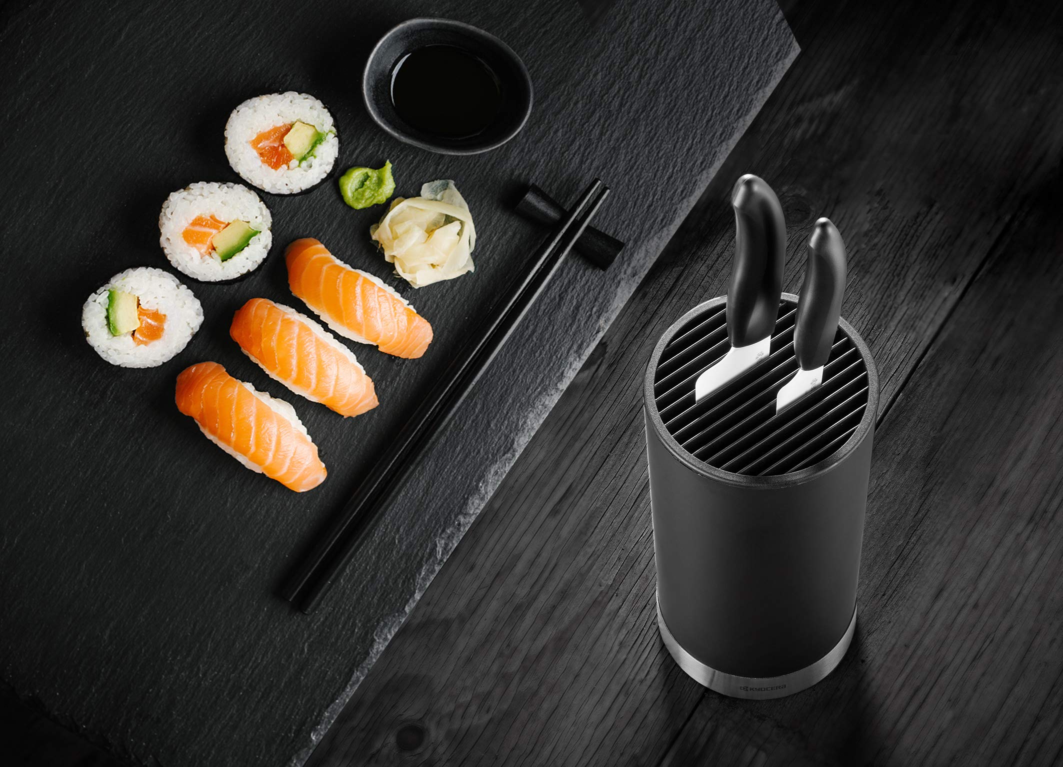 Set de Couteaux en céramique Kyocera avec Couteau Universel 11 cm, Couteau Santoku 14 cm et Bloc de Couteaux Rond pour 8 Couteaux, Lame en céramique zircone, rectifiée à la Main, KB-RD BK 2KN EU