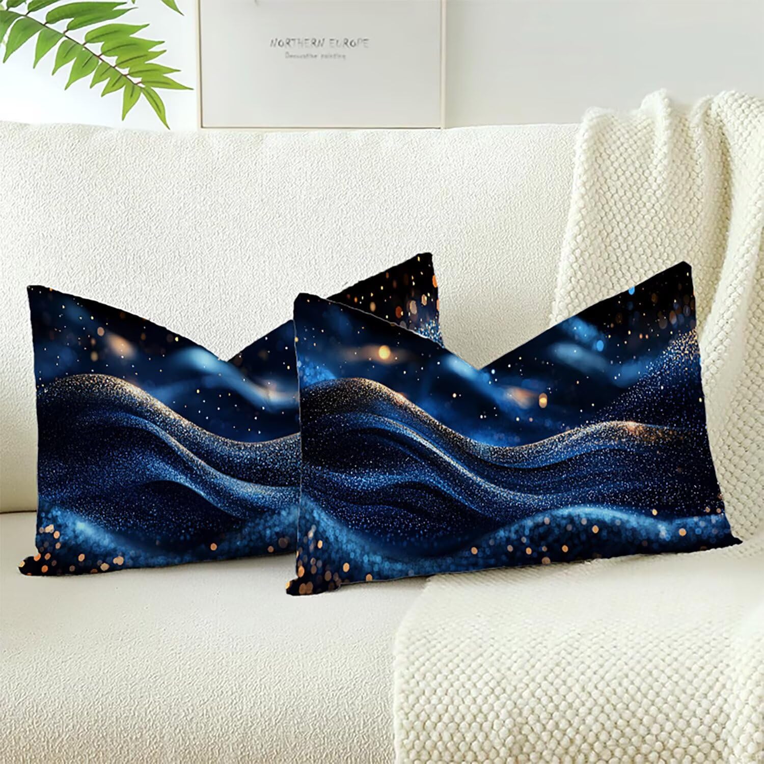 Housses de coussin velours bleu pour décorer votre canapé de salon