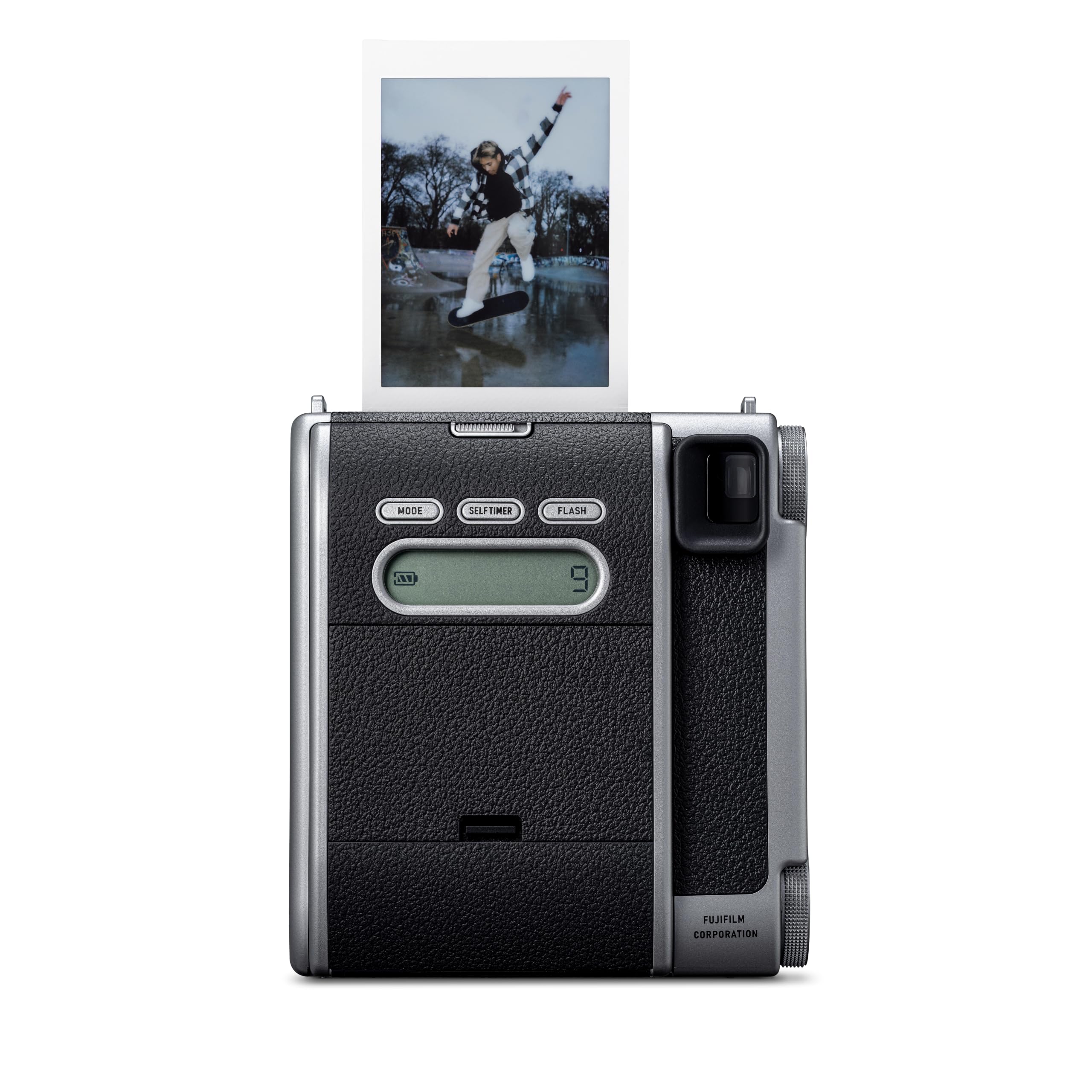 Un Appareil Photo instantané Instax Mini 99, avec Effets Couleur, contrôle de luminosité, Modes Paysage/Normal/Macro, utilise la pellicule Instax Mini. Finition argentée
