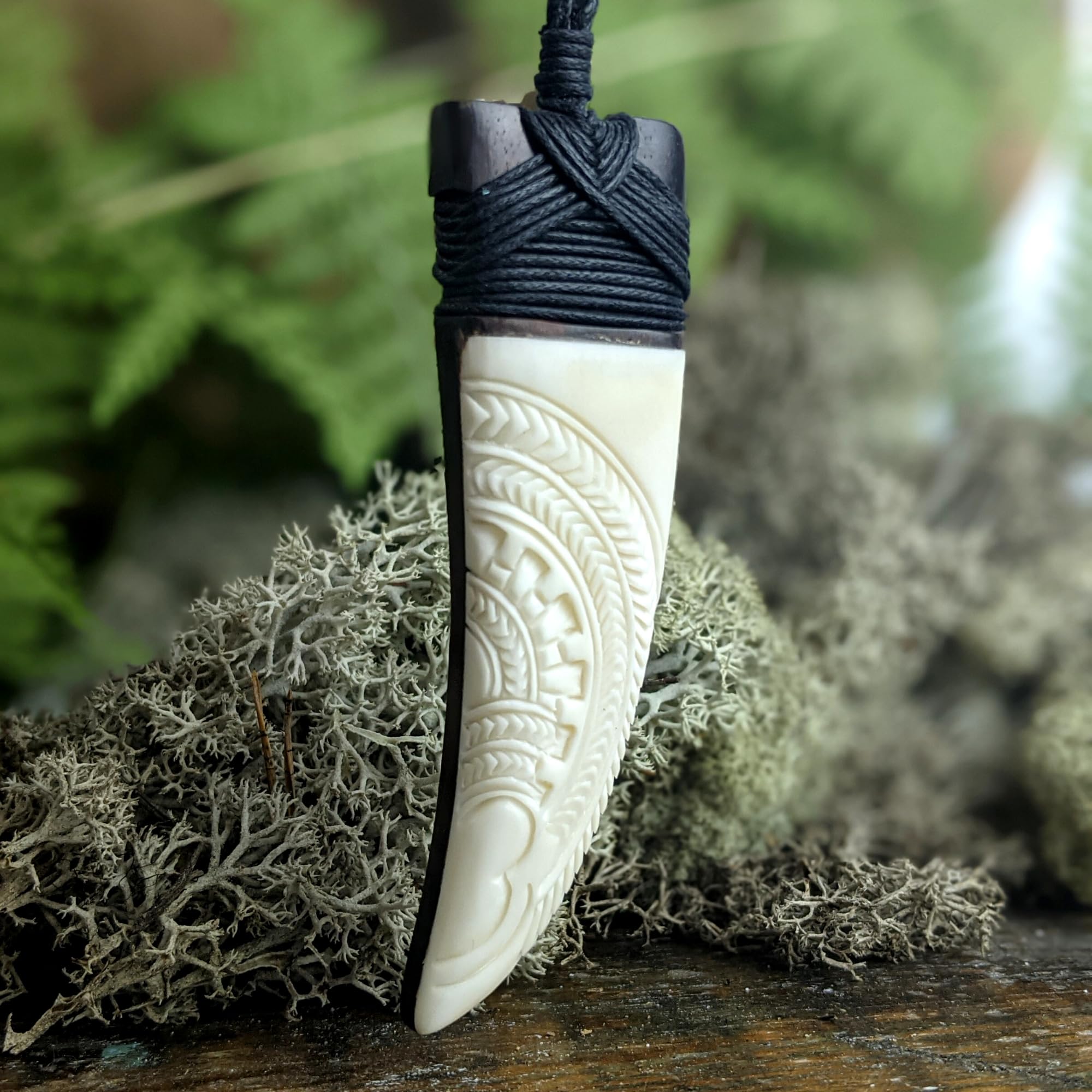 81stgeneration Colgante de Diente de Tiburón Niho Largo de Hueso y Madera Tallados con Grabado Tribal | Collar de Cordón Surfero para Hombre | Joyas Maorí para Mujer | Talismán de Madera