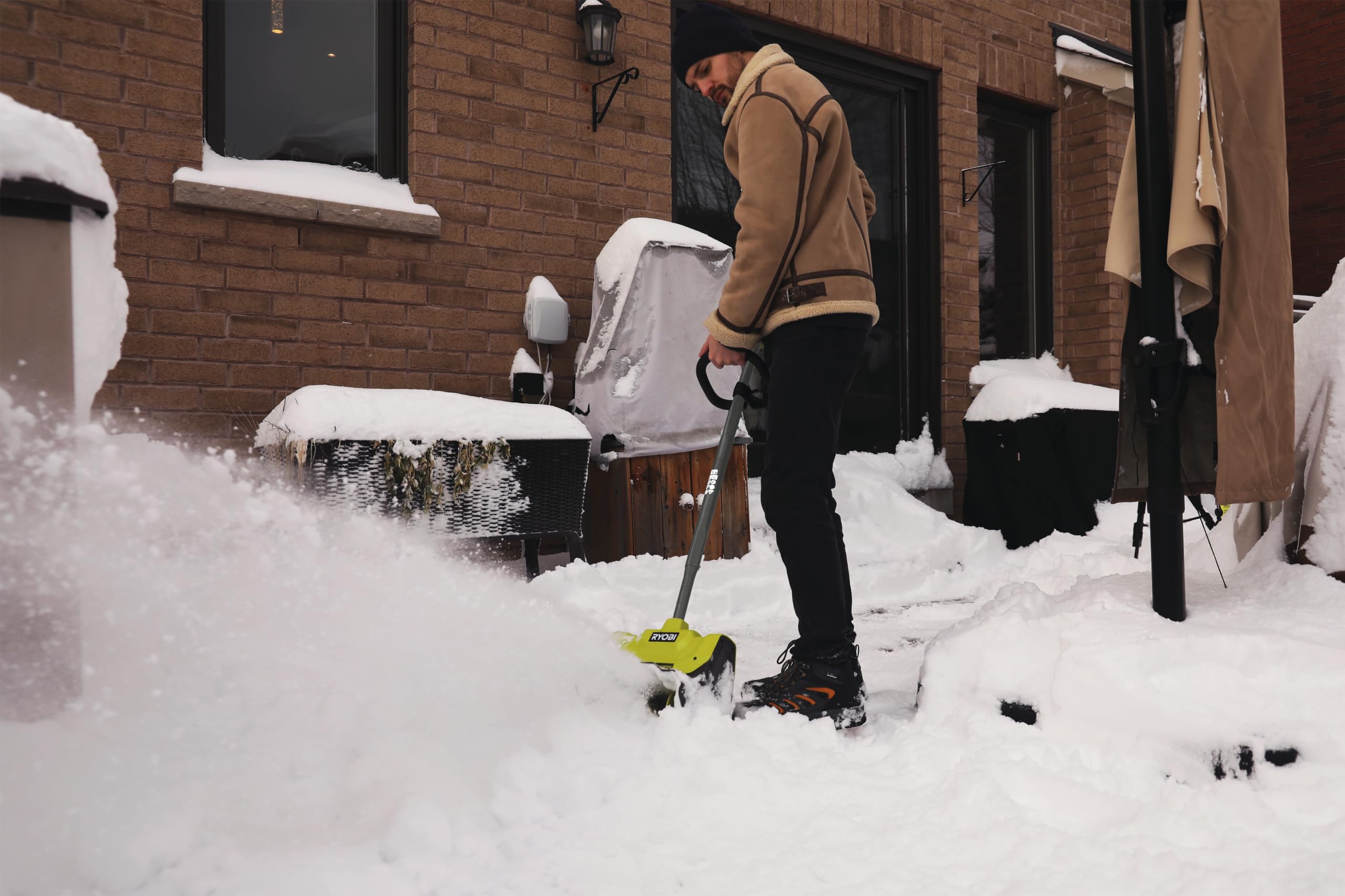 RYOBI - Fraise à Neige sans Fil 18V One+ RY18ST25A-0 – Largeur de Déblaiement 25cm, Poignée Repliable, Compacte et Légère – Neige Fraîche, Allées, Terrasse – Batterie Non Incluse